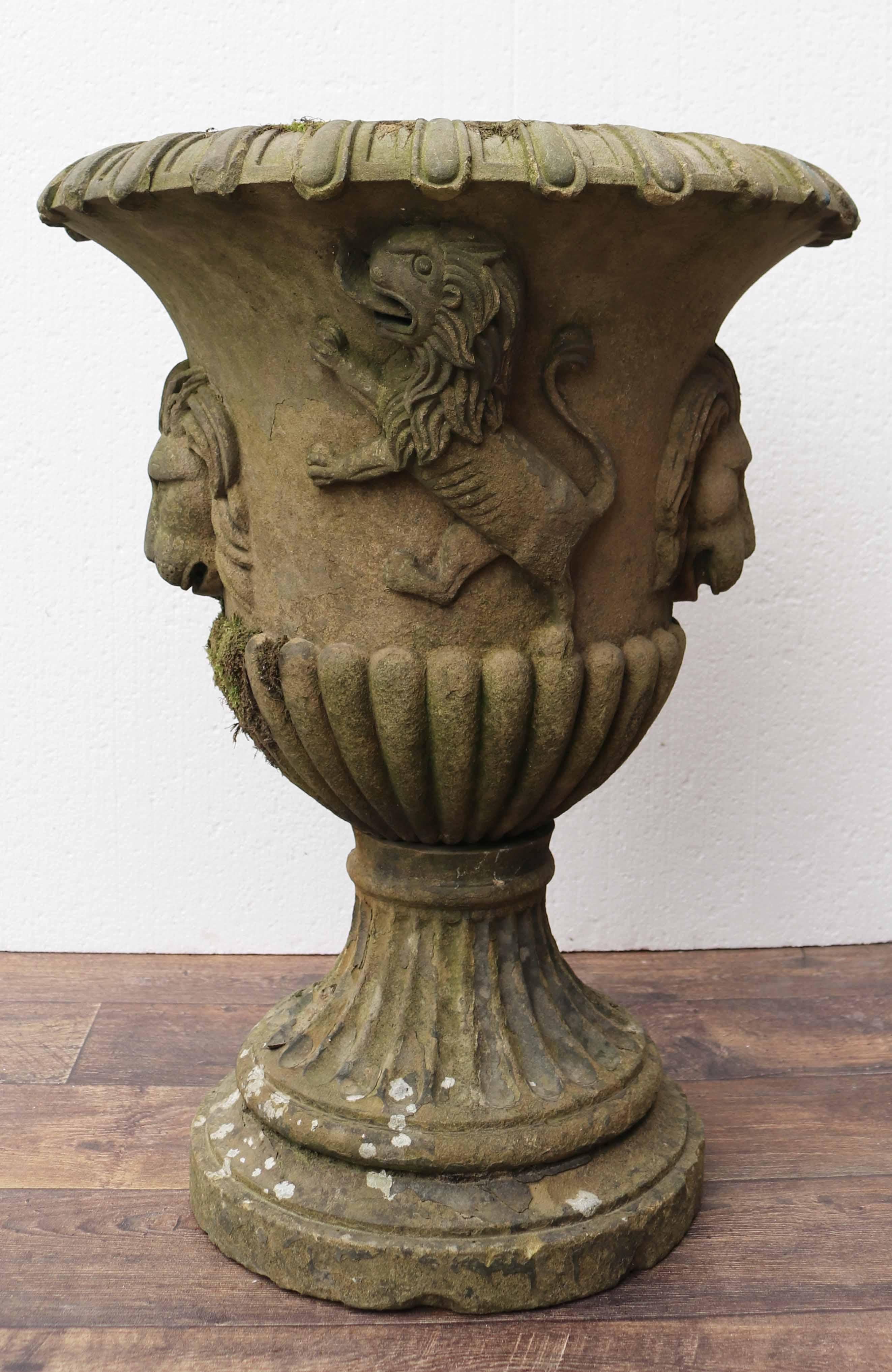 Georgien Ancienne urne anglaise en pierre de York sculptée en vente