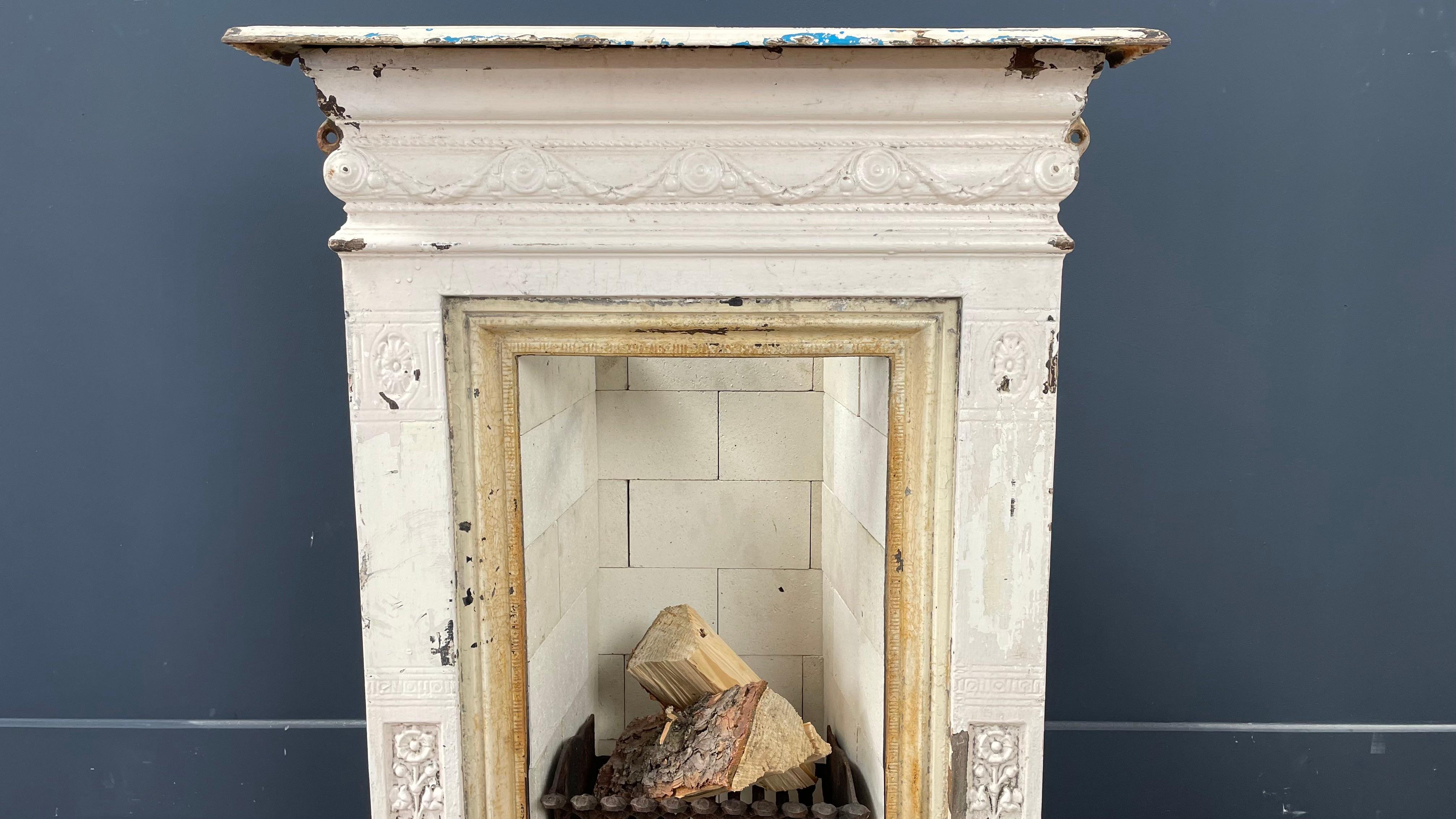 English Antique Cast Iron Fireplace Original Patina Including Refractory Bricks In Good Condition For Sale In Oostvoorne, NL