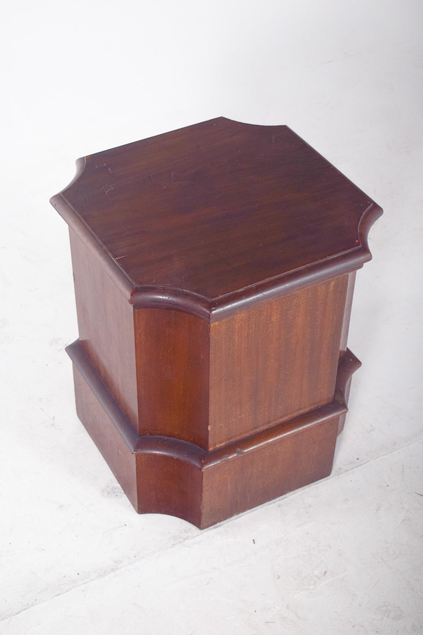 Romantique Armoire à pots de chambre anglaise ancienne en acajou en vente