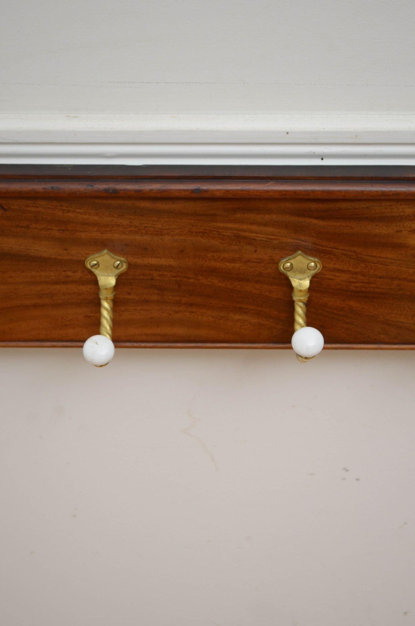 Porte-manteau à patères anglaises anciennes en vente 1