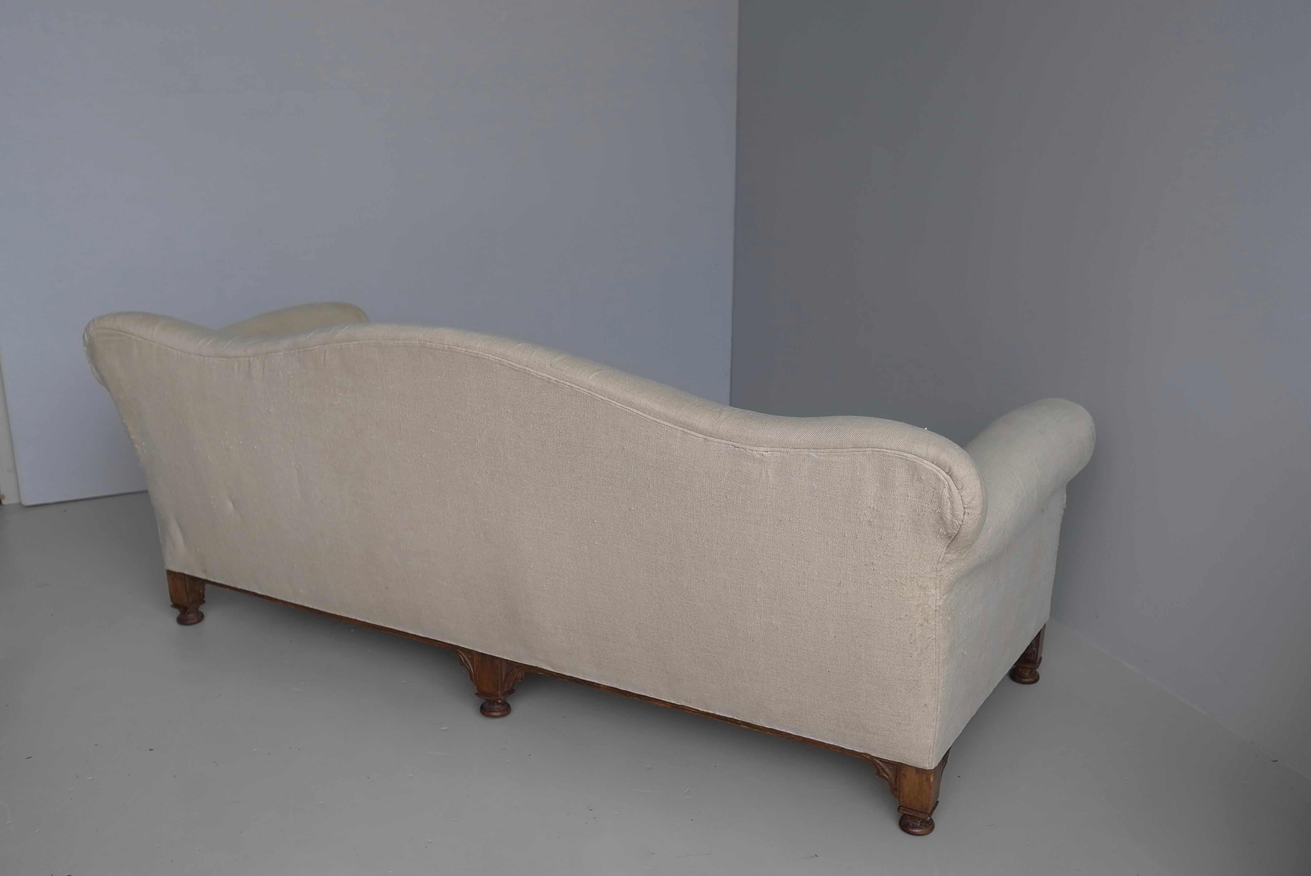 The English House of Antiques Comfortable Country House Curved Three-Seat Linen Sofa (Canapé trois places en lin) en vente 3