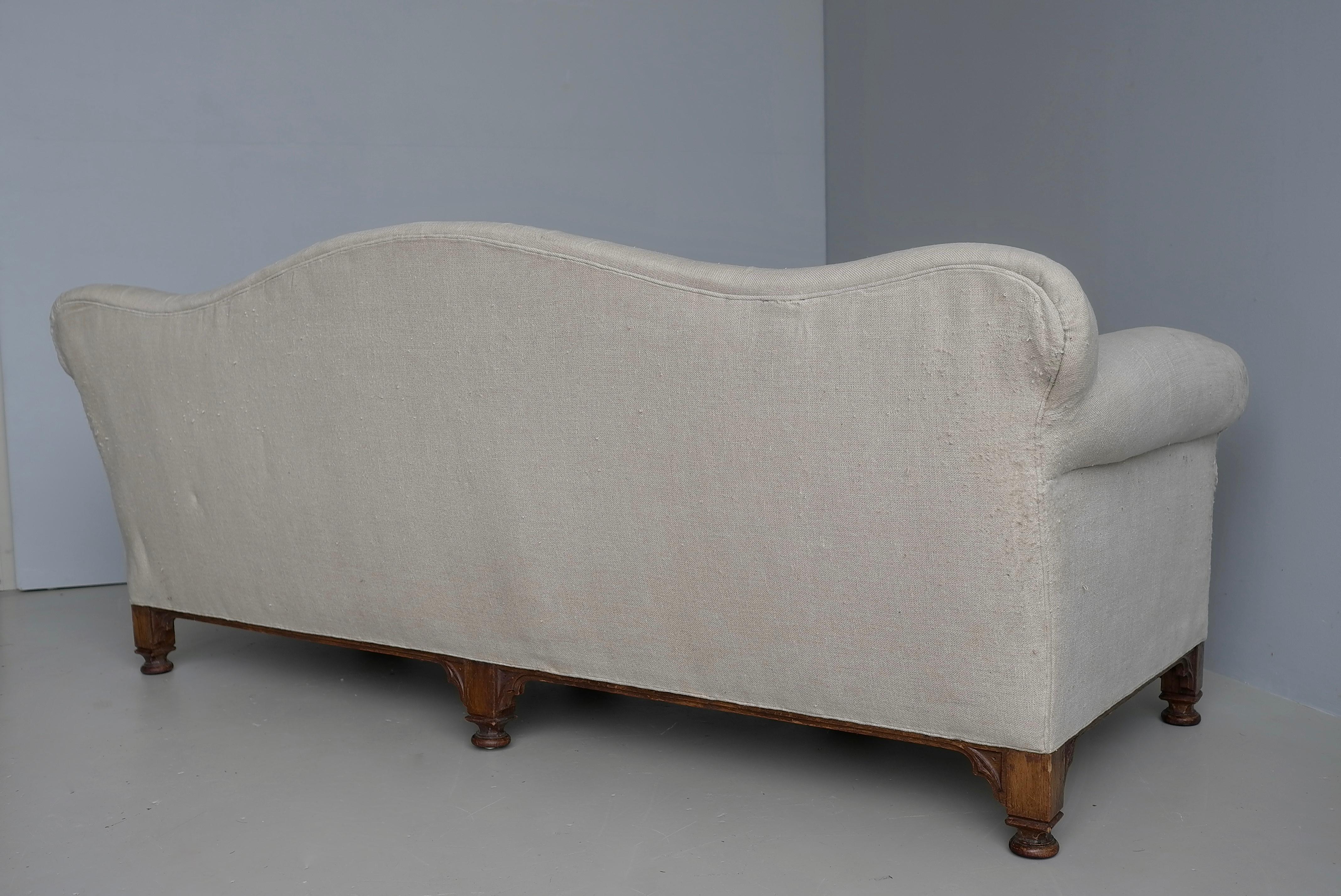 The English House of Antiques Comfortable Country House Curved Three-Seat Linen Sofa (Canapé trois places en lin) en vente 4