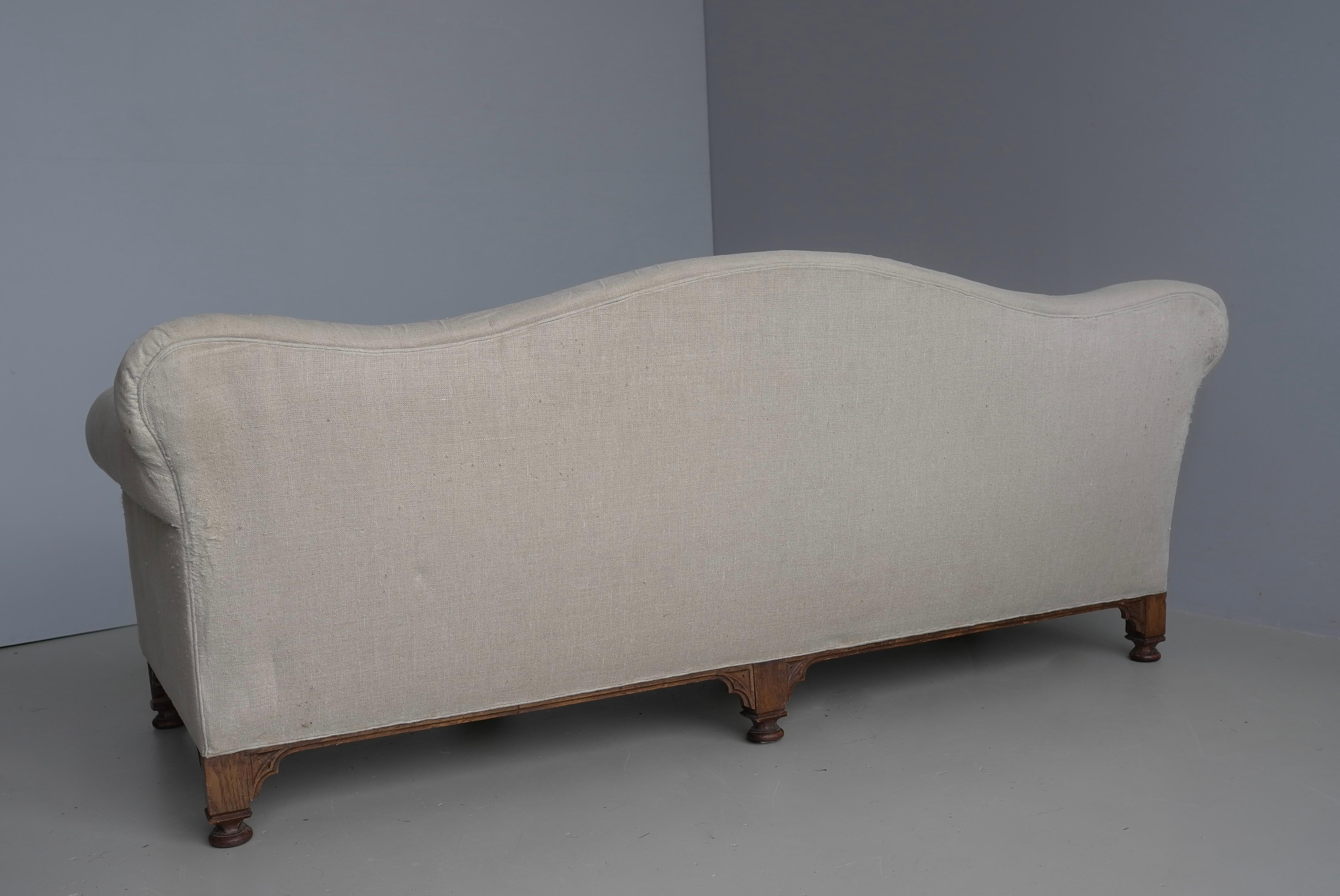 The English House of Antiques Comfortable Country House Curved Three-Seat Linen Sofa (Canapé trois places en lin) en vente 5