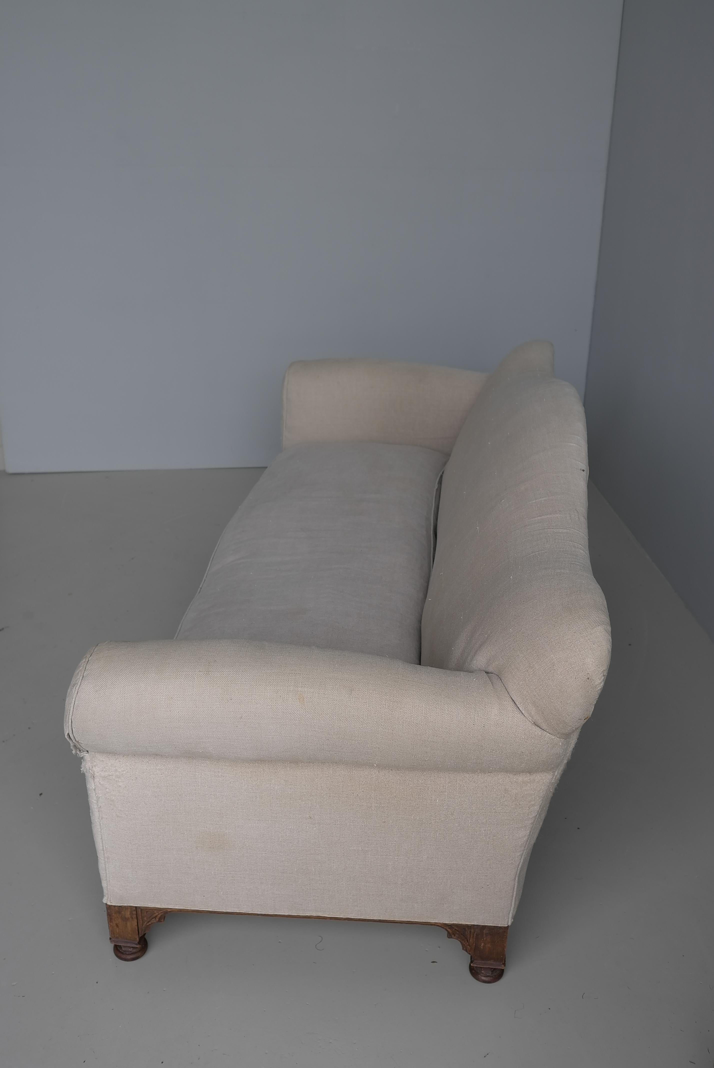 The English House of Antiques Comfortable Country House Curved Three-Seat Linen Sofa (Canapé trois places en lin) en vente 6