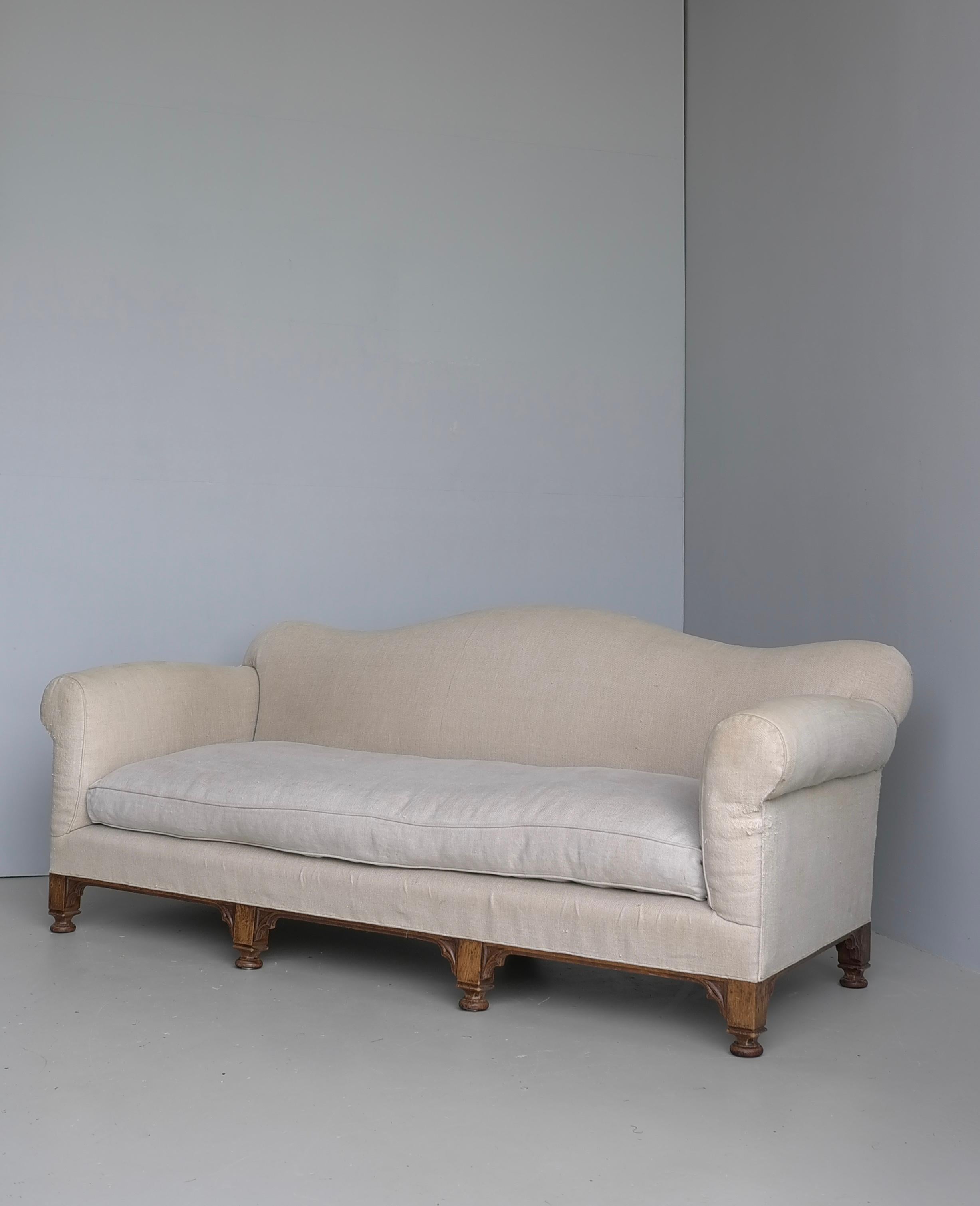 The English House of Antiques Comfortable Country House Curved Three-Seat Linen Sofa (Canapé trois places en lin) en vente 7