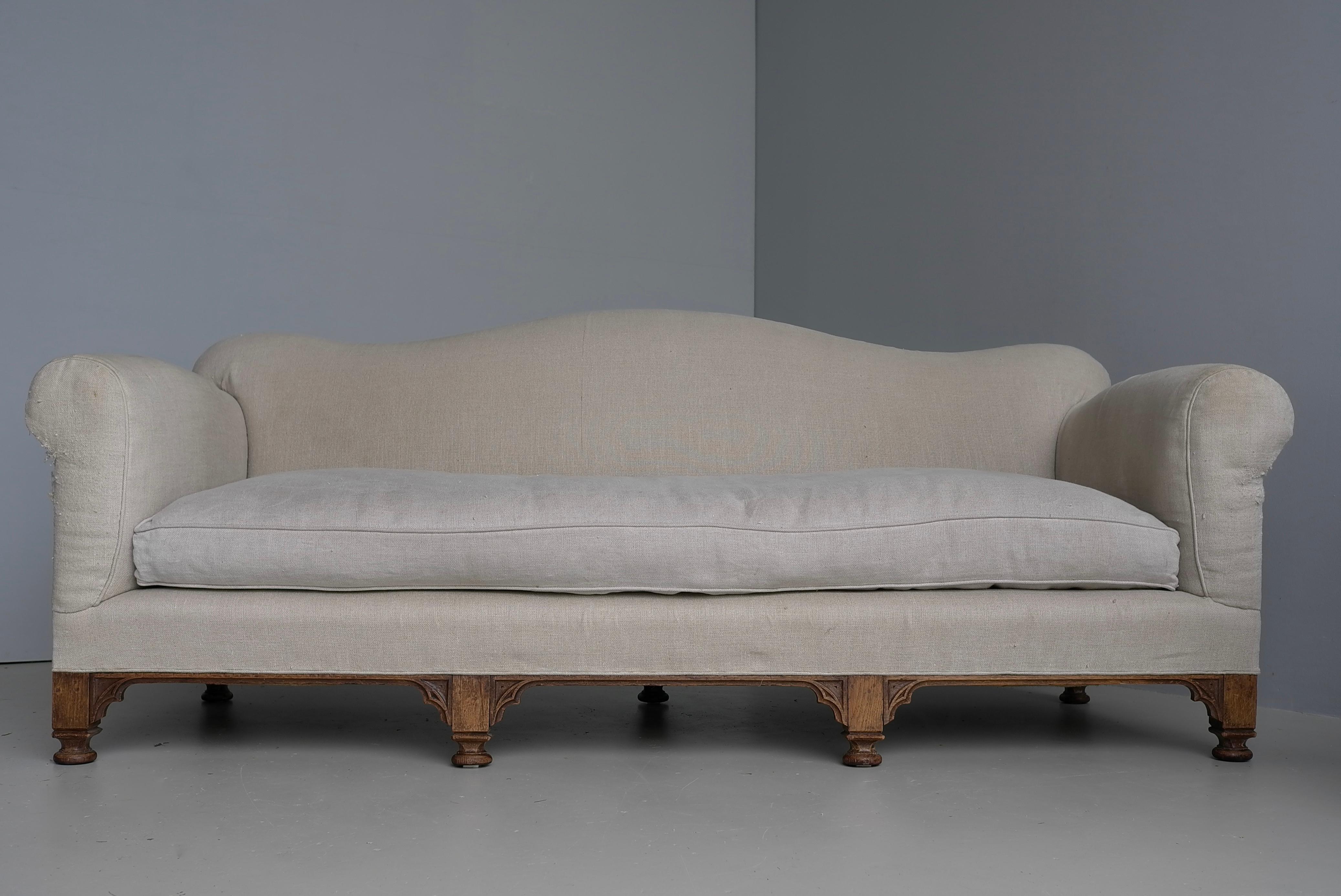 The English House of Antiques Comfortable Country House Curved Three-Seat Linen Sofa (Canapé trois places en lin) en vente 8