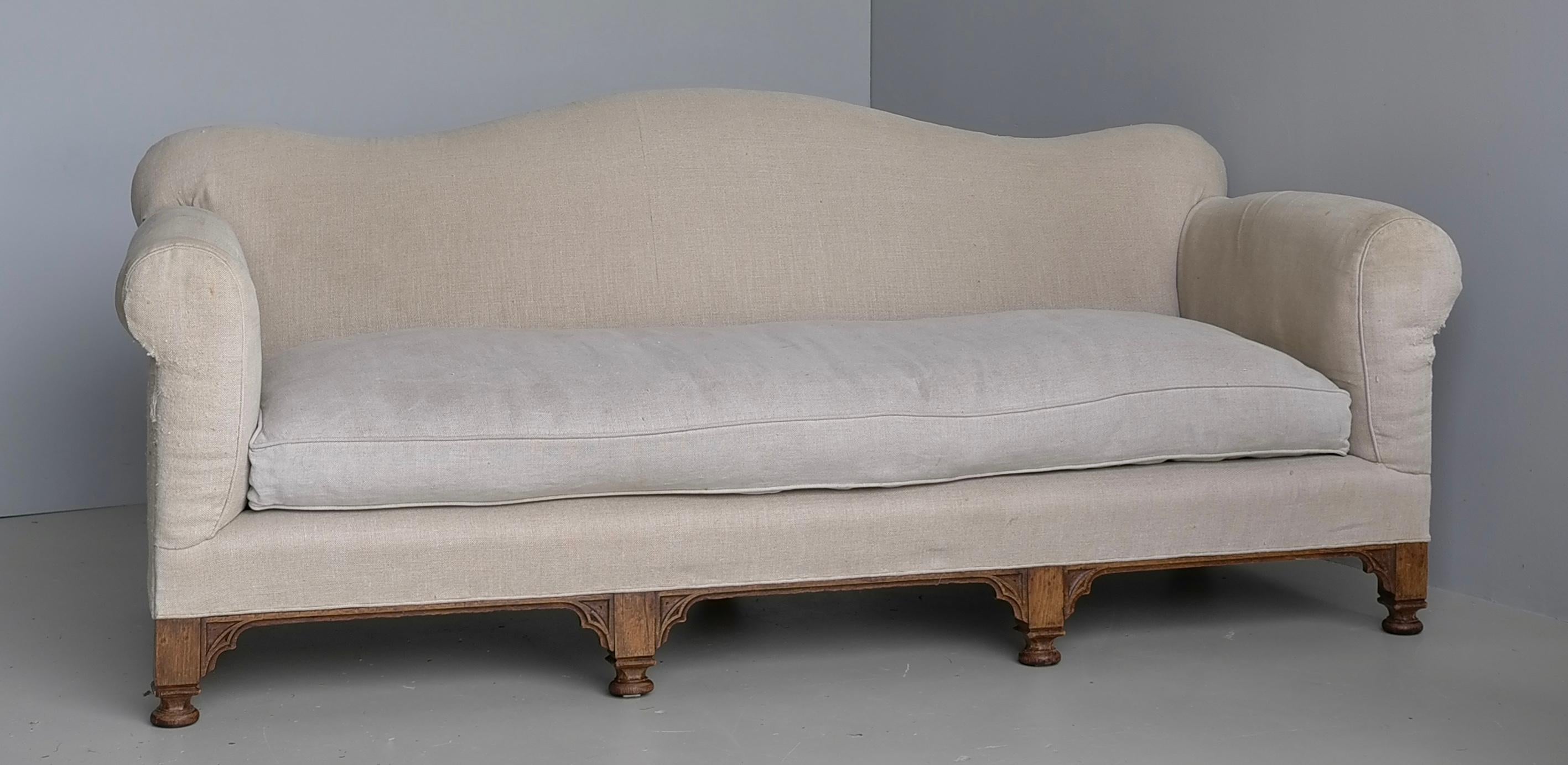 The English House of Antiques Comfortable Country House Curved Three-Seat Linen Sofa (Canapé trois places en lin) en vente 9