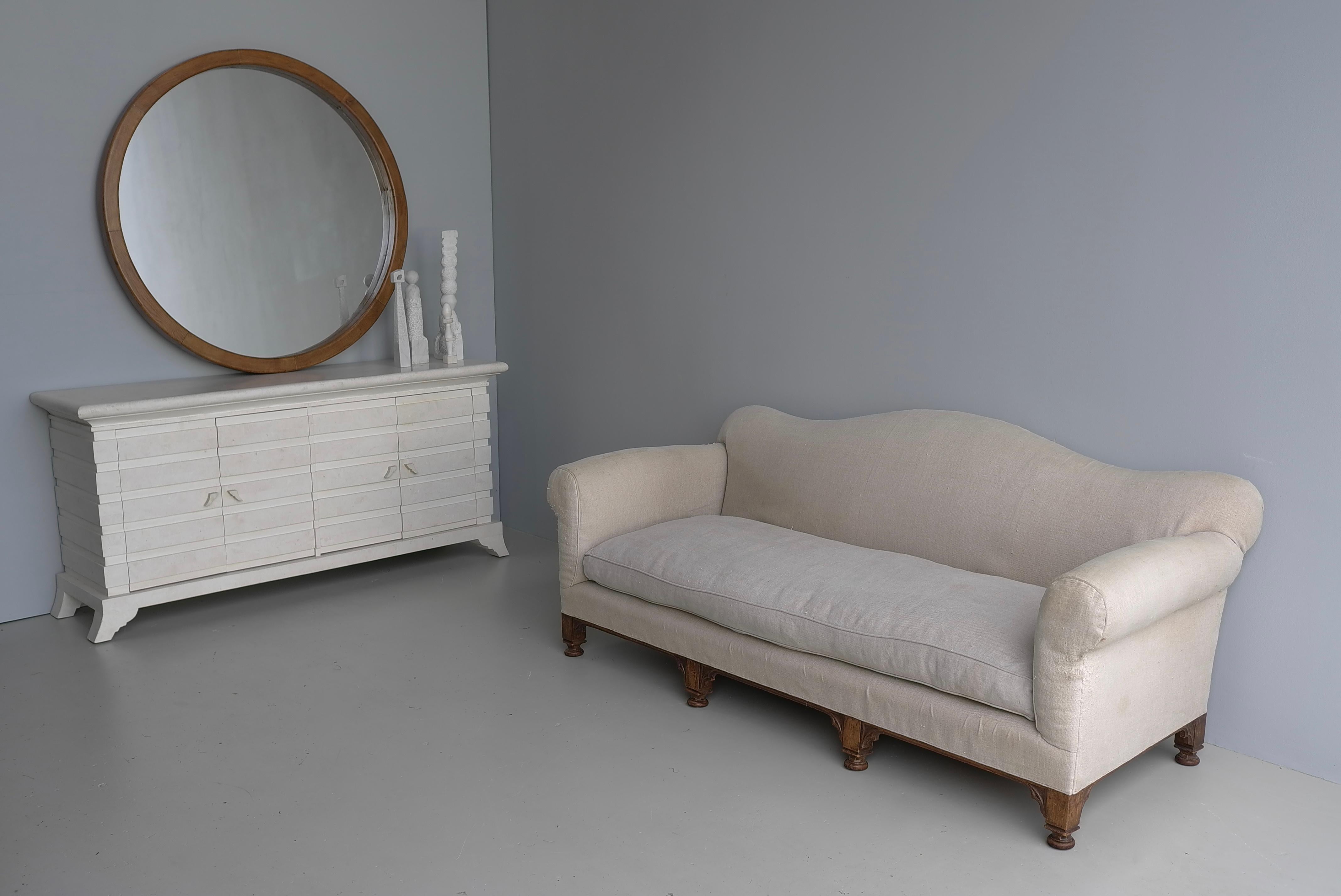 Anglais The English House of Antiques Comfortable Country House Curved Three-Seat Linen Sofa (Canapé trois places en lin) en vente
