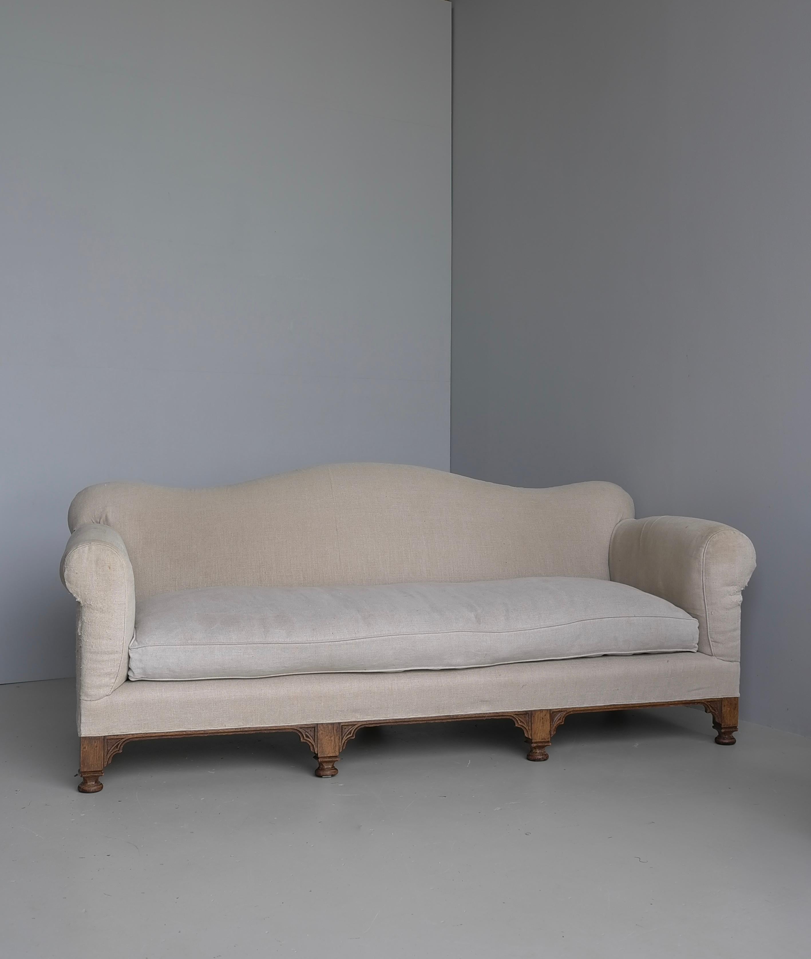 The English House of Antiques Comfortable Country House Curved Three-Seat Linen Sofa (Canapé trois places en lin) Bon état - En vente à Den Haag, NL