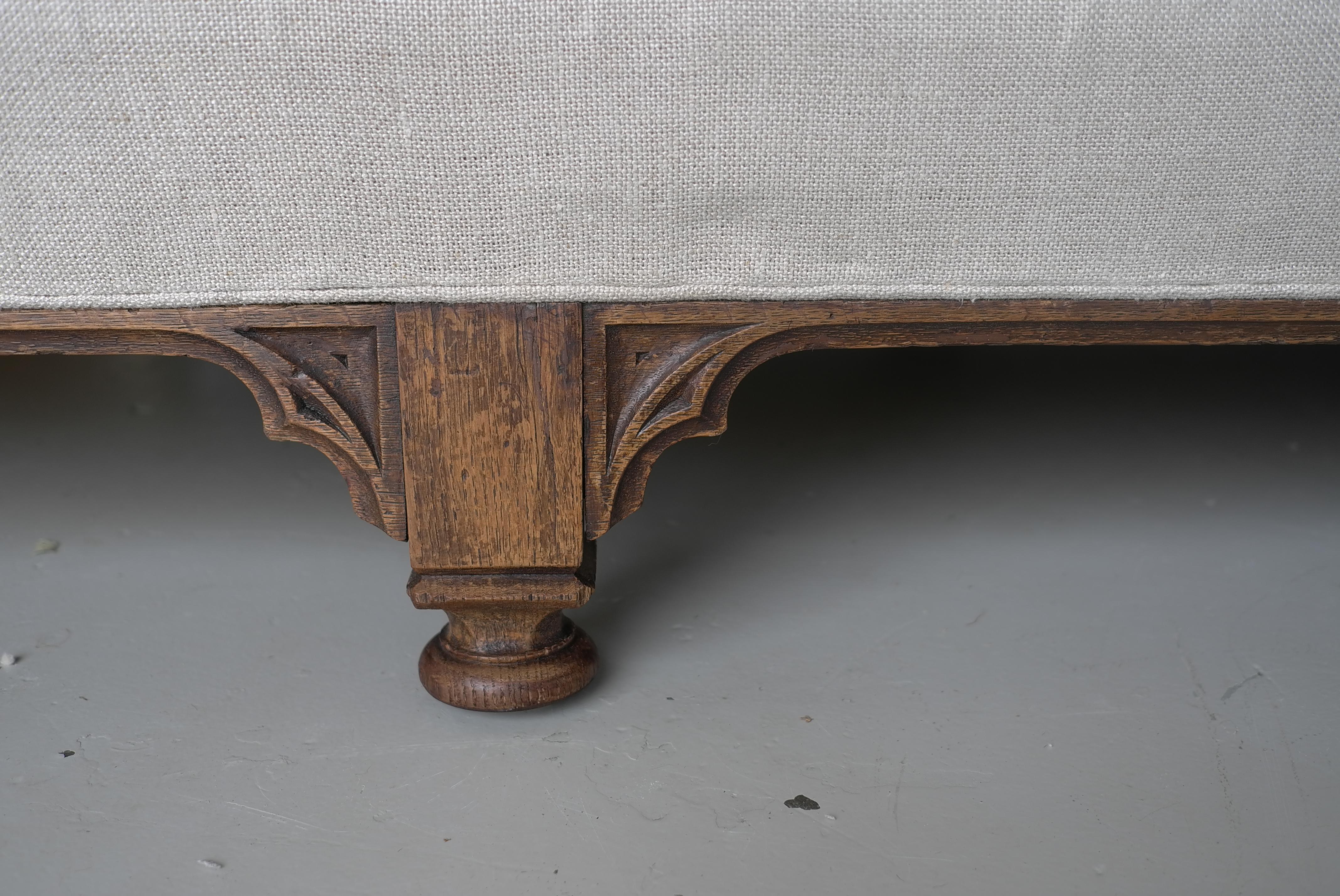 20ième siècle The English House of Antiques Comfortable Country House Curved Three-Seat Linen Sofa (Canapé trois places en lin) en vente