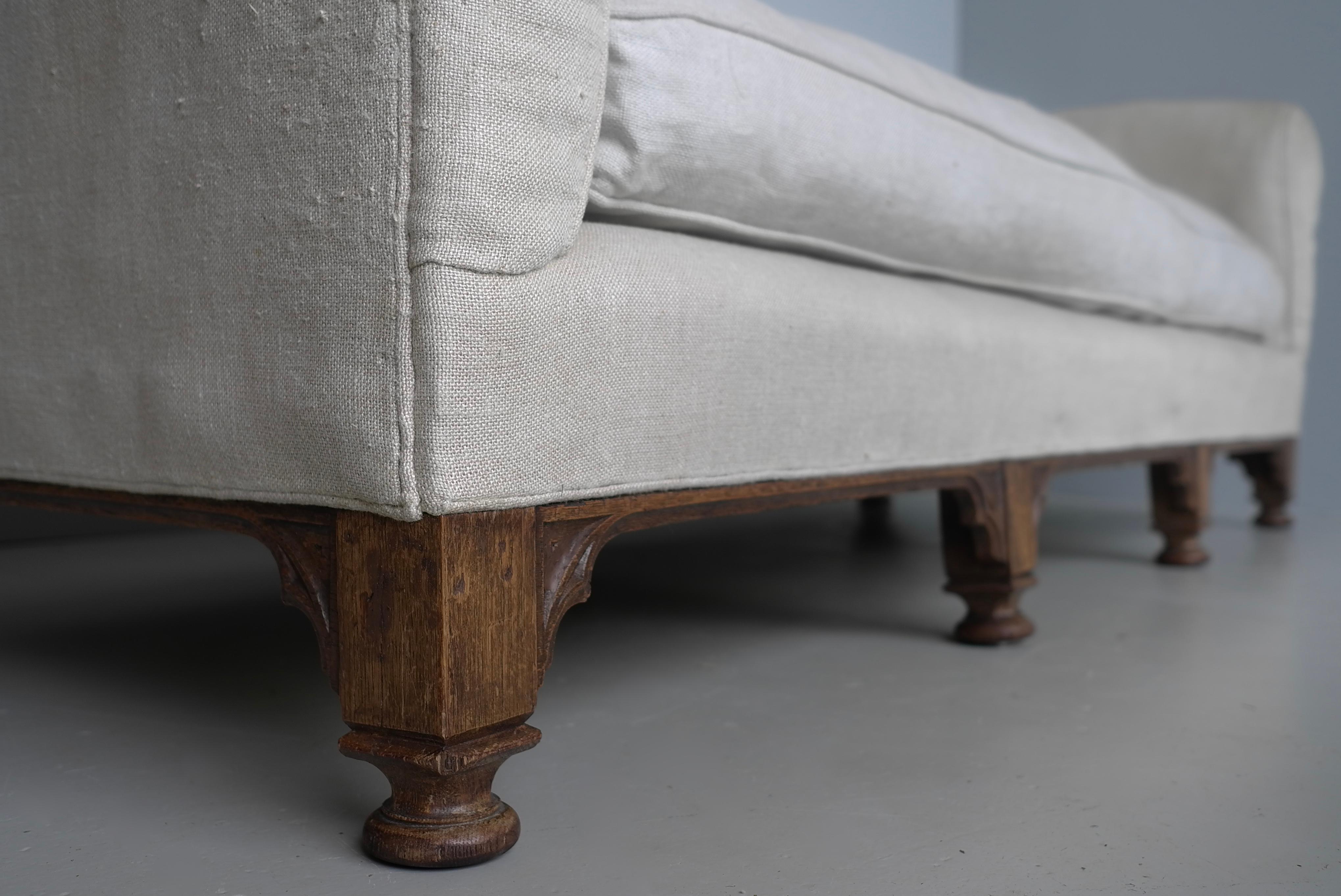 Tissu The English House of Antiques Comfortable Country House Curved Three-Seat Linen Sofa (Canapé trois places en lin) en vente