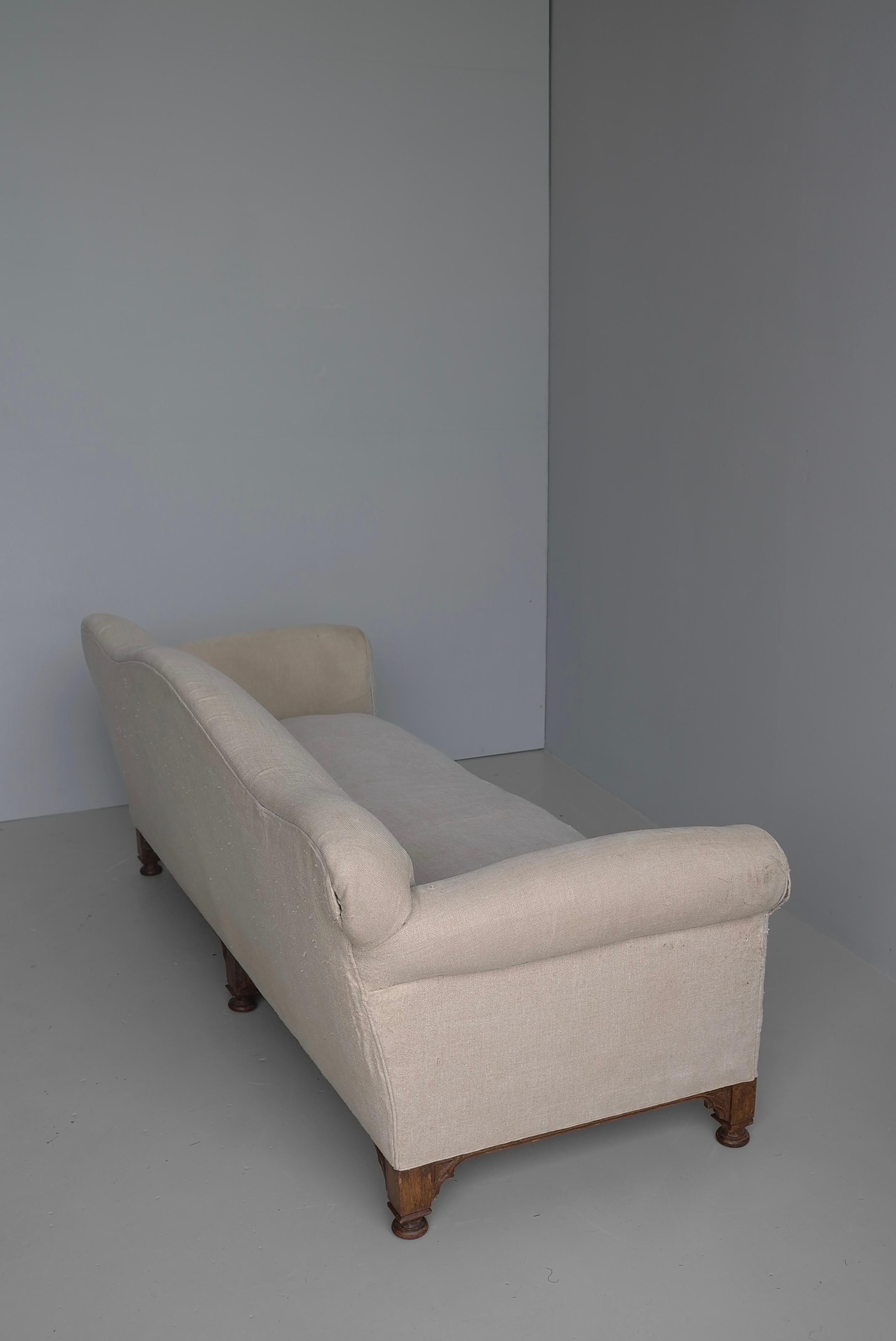 Arts and Crafts The English House of Antiques Comfortable Country House Curved Three-Seat Linen Sofa (Canapé trois places en lin) en vente