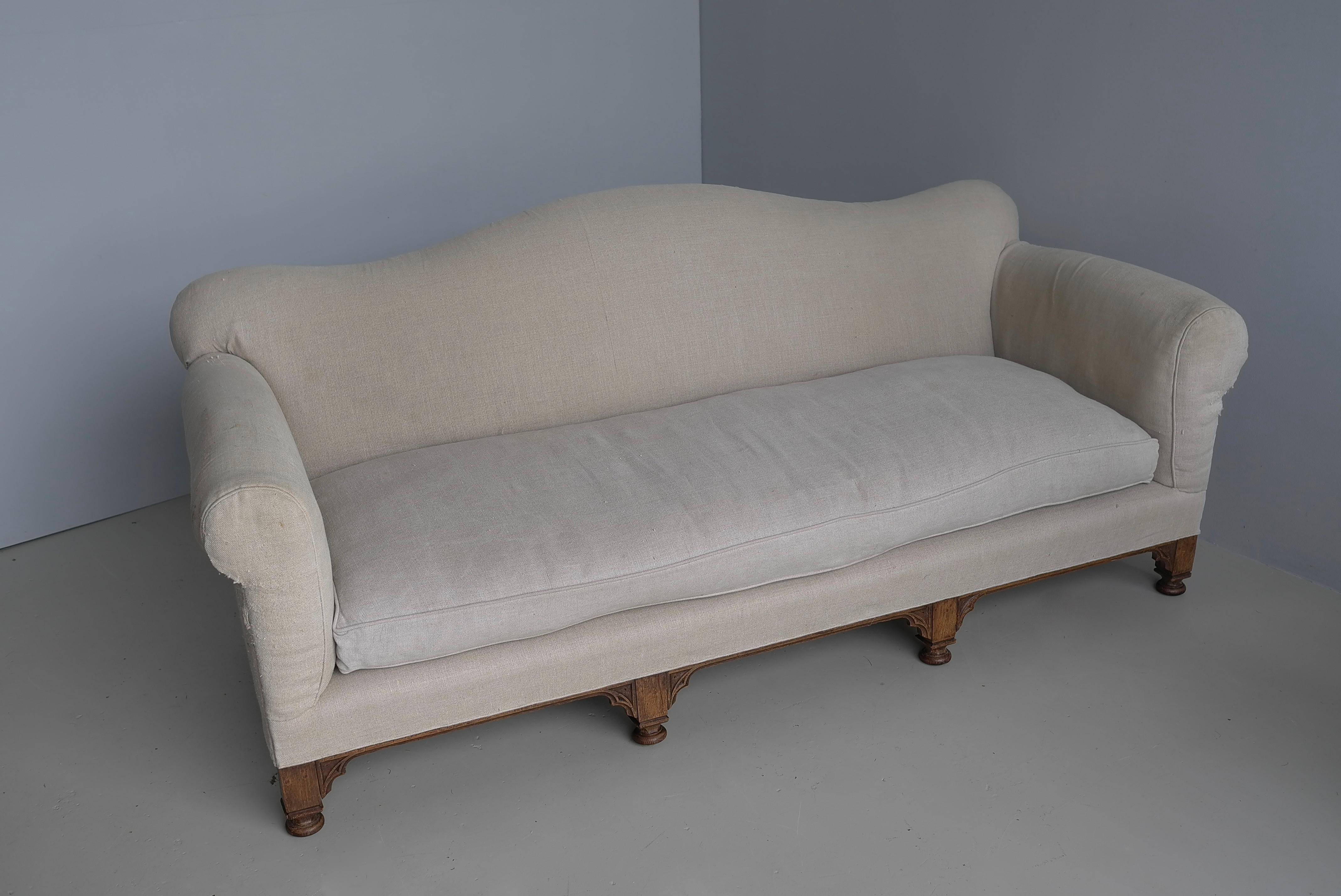 The English House of Antiques Comfortable Country House Curved Three-Seat Linen Sofa (Canapé trois places en lin) en vente 1
