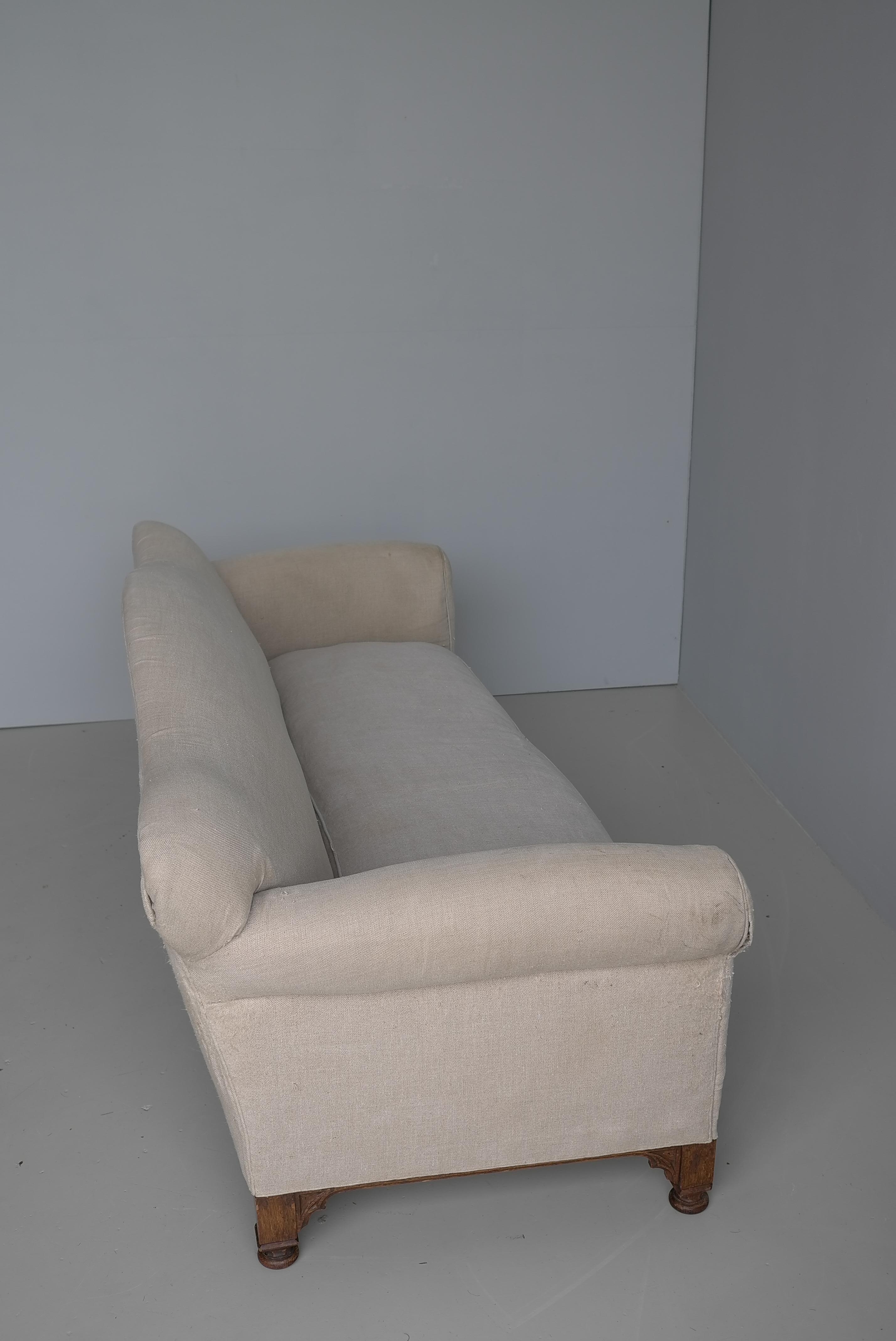 The English House of Antiques Comfortable Country House Curved Three-Seat Linen Sofa (Canapé trois places en lin) en vente 2