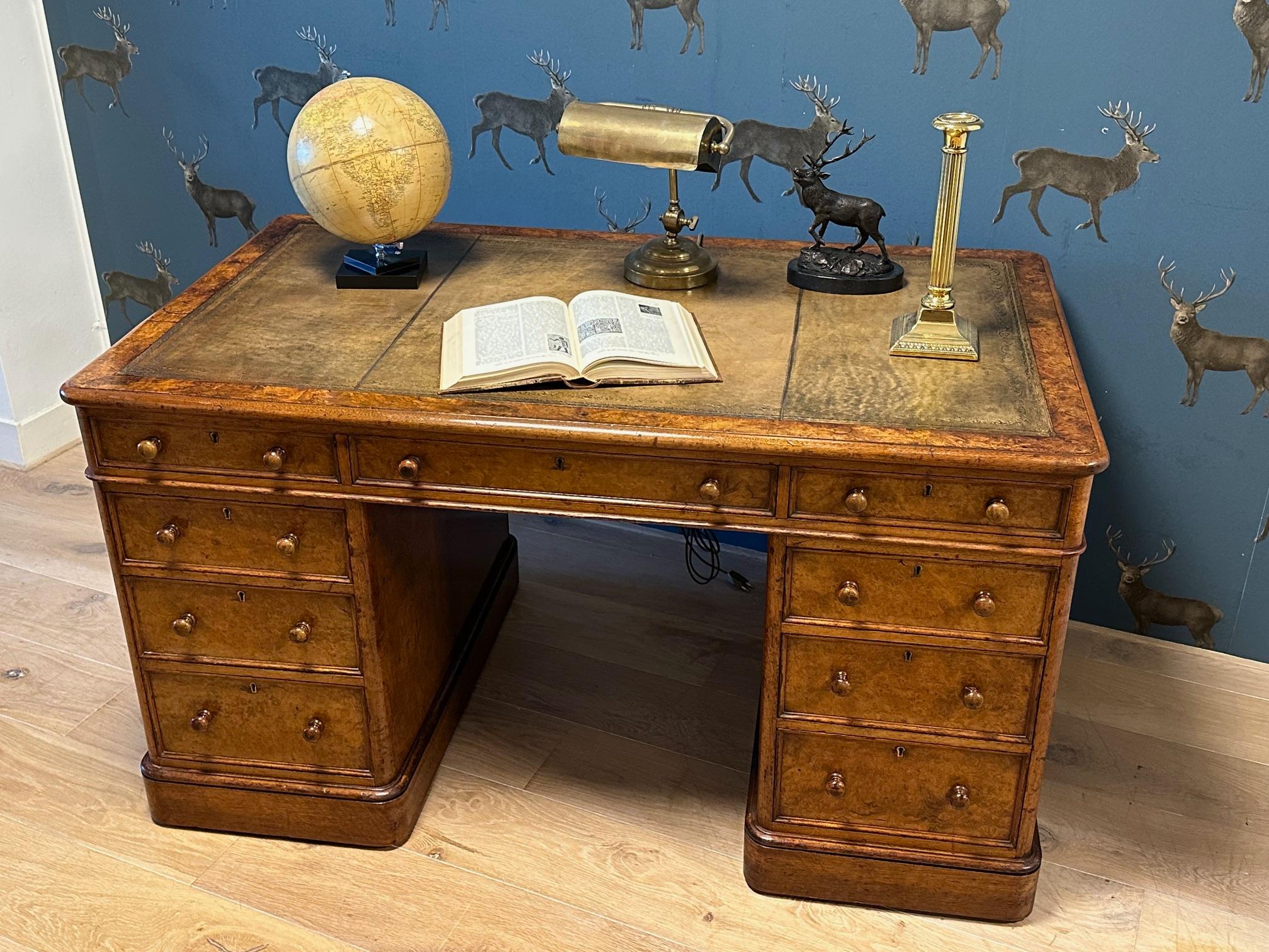 English antique desk For Sale 15