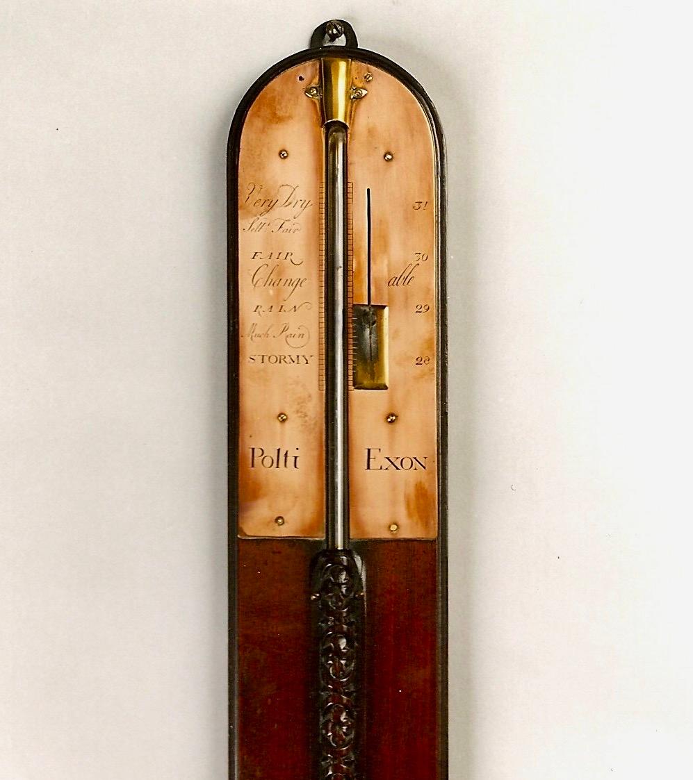 Rare baromètre à bâton en acajou d'�époque George II, avec couvercle de réservoir finement sculpté et entourage pour dissimuler partiellement le tube de mercure. La plaque de registre signée est exceptionnellement en cuivre. 
 