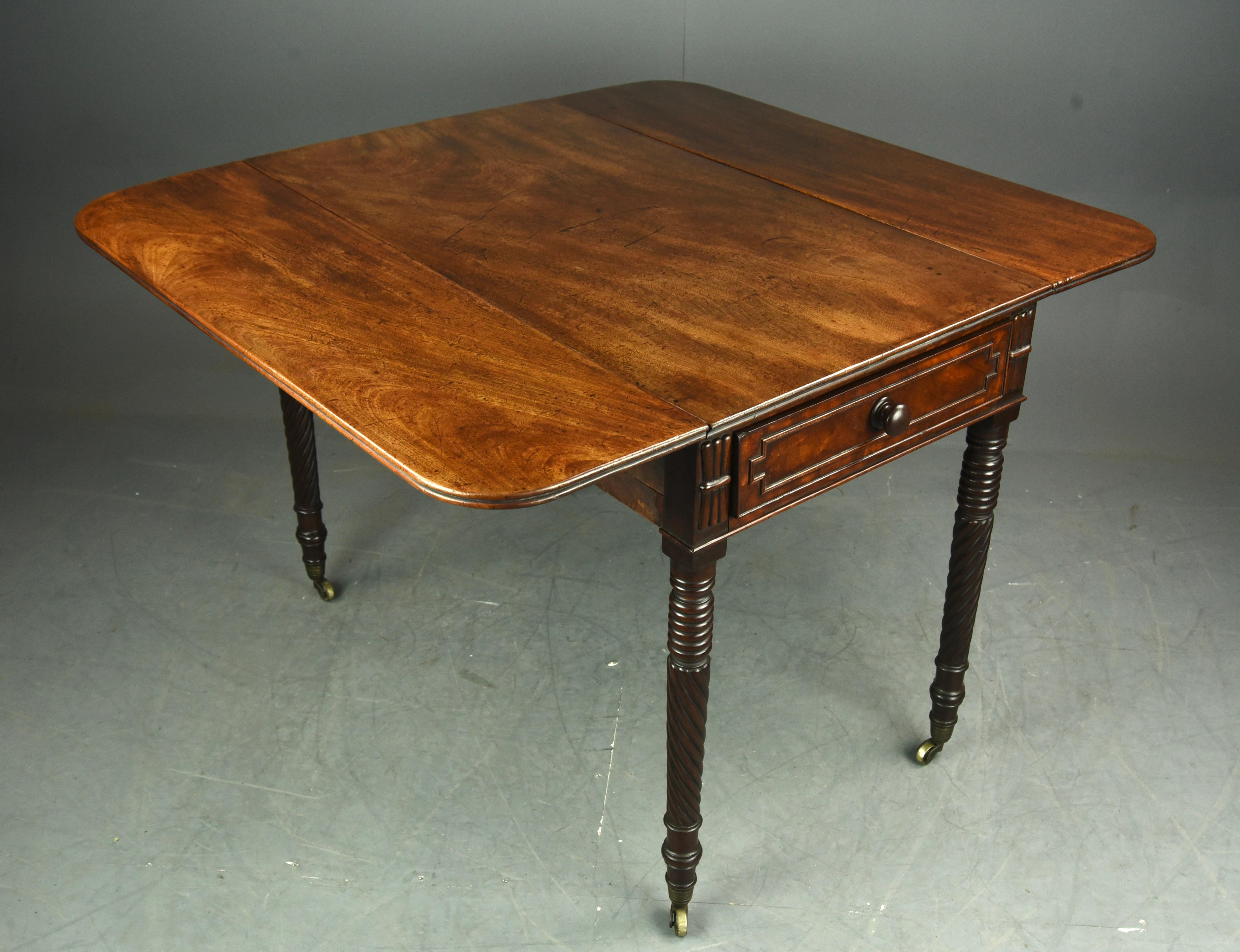 Here is a fine quality English Georgian solid mahogany drop leaf Pembroke table, circa 1770, in very good original condition. The table is constructed of top quality solid Cuban mahogany timber and boasts a stunning grain configuration to the