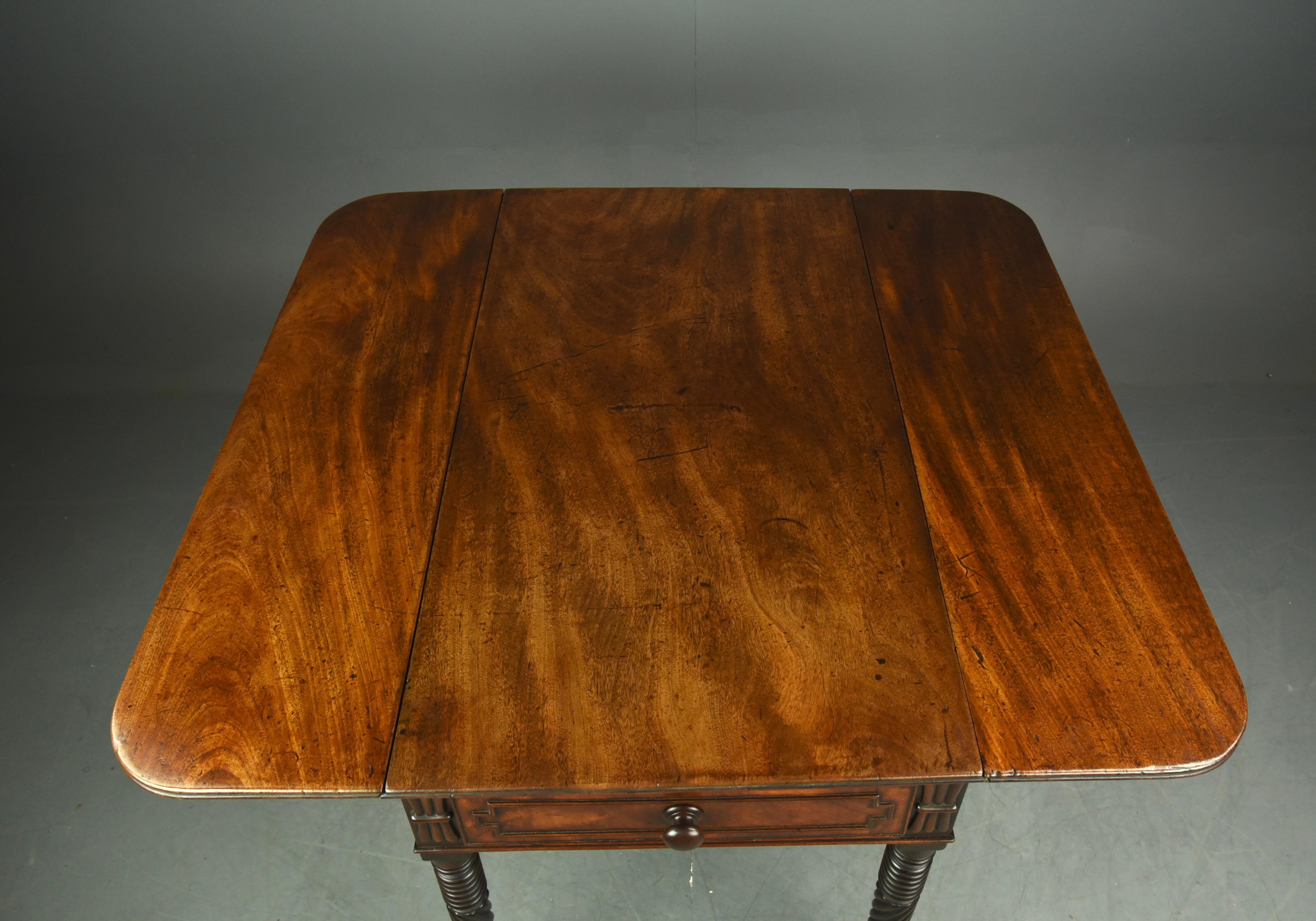 English Antique Georgian Mahogany Drop Leaf Pembroke Table In Good Condition In Chelmsford, GB