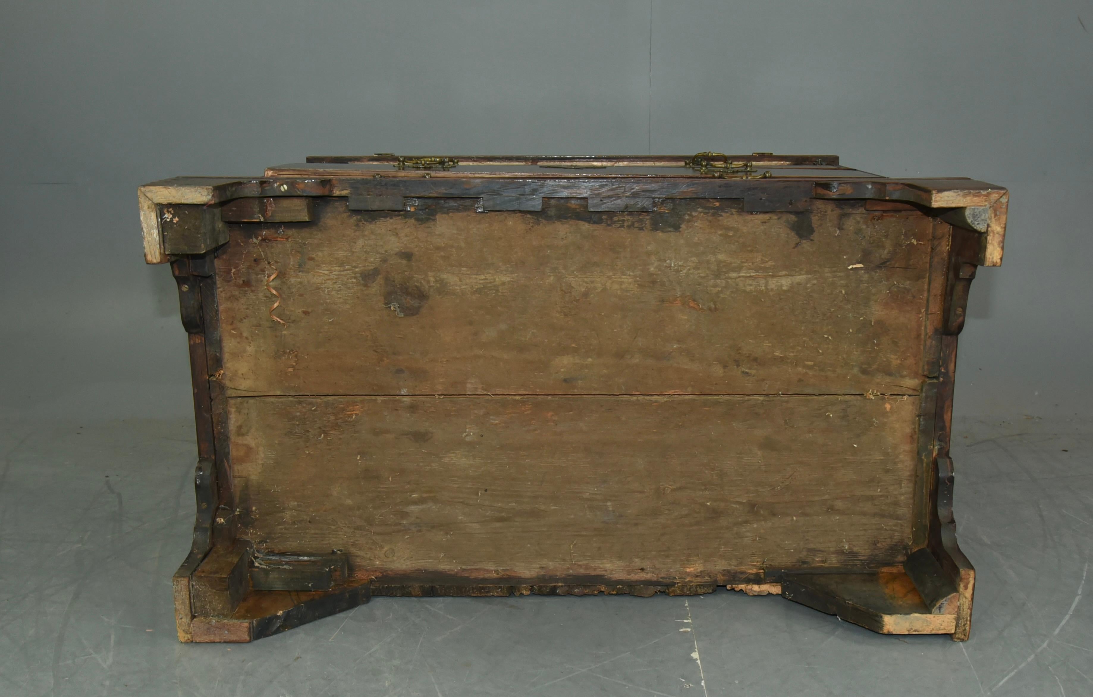 English Antique Georgian walnut bachelors chest of drawers  9