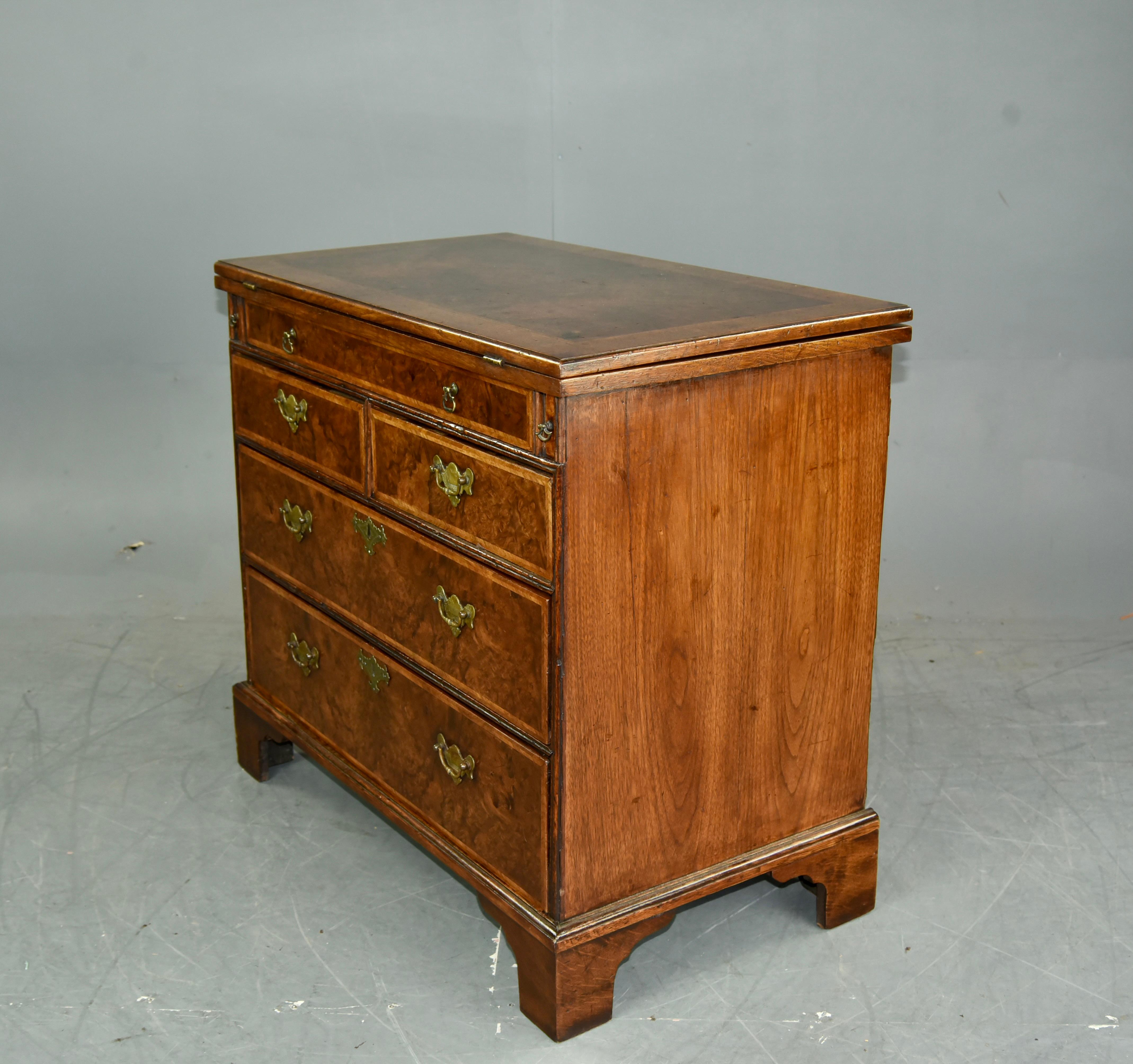 English Antique Georgian walnut bachelors chest of drawers  In Good Condition In Chelmsford, GB