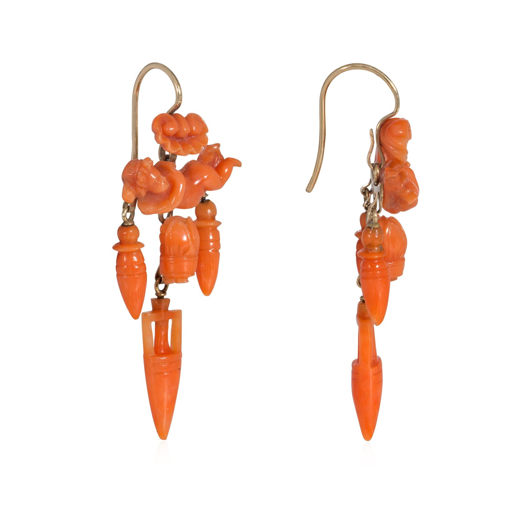 Paire de boucles d'oreilles en or et corail d'époque victorienne dans le style girandole, composées de chérubins en corail sculpté suspendant un scarabée et trois amphores, avec des montures en coquillage, en 15k.  Angleterre.  2