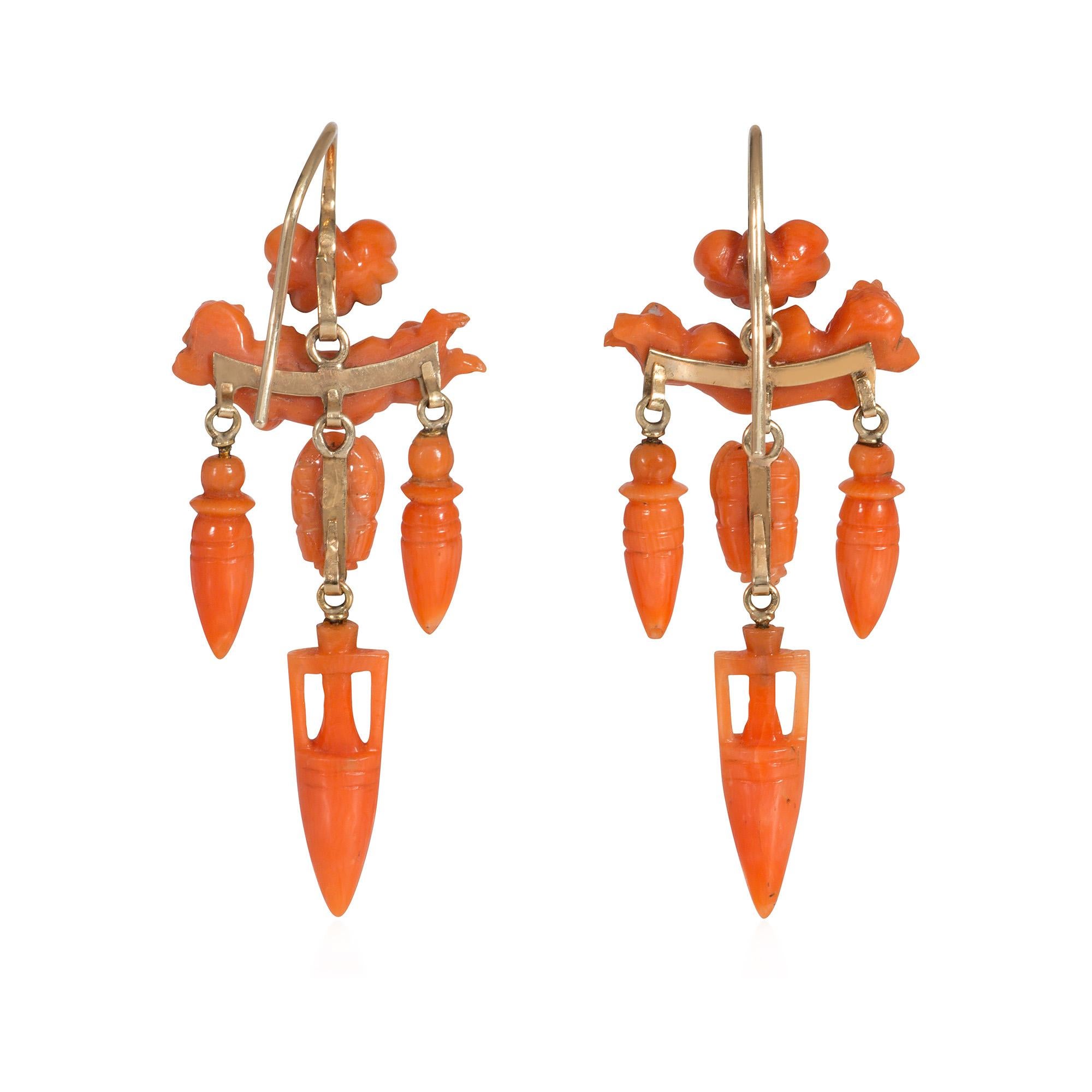 Victorien Boucles d'oreilles anglaises anciennes Angel Revival en or et corail sculpté en vente