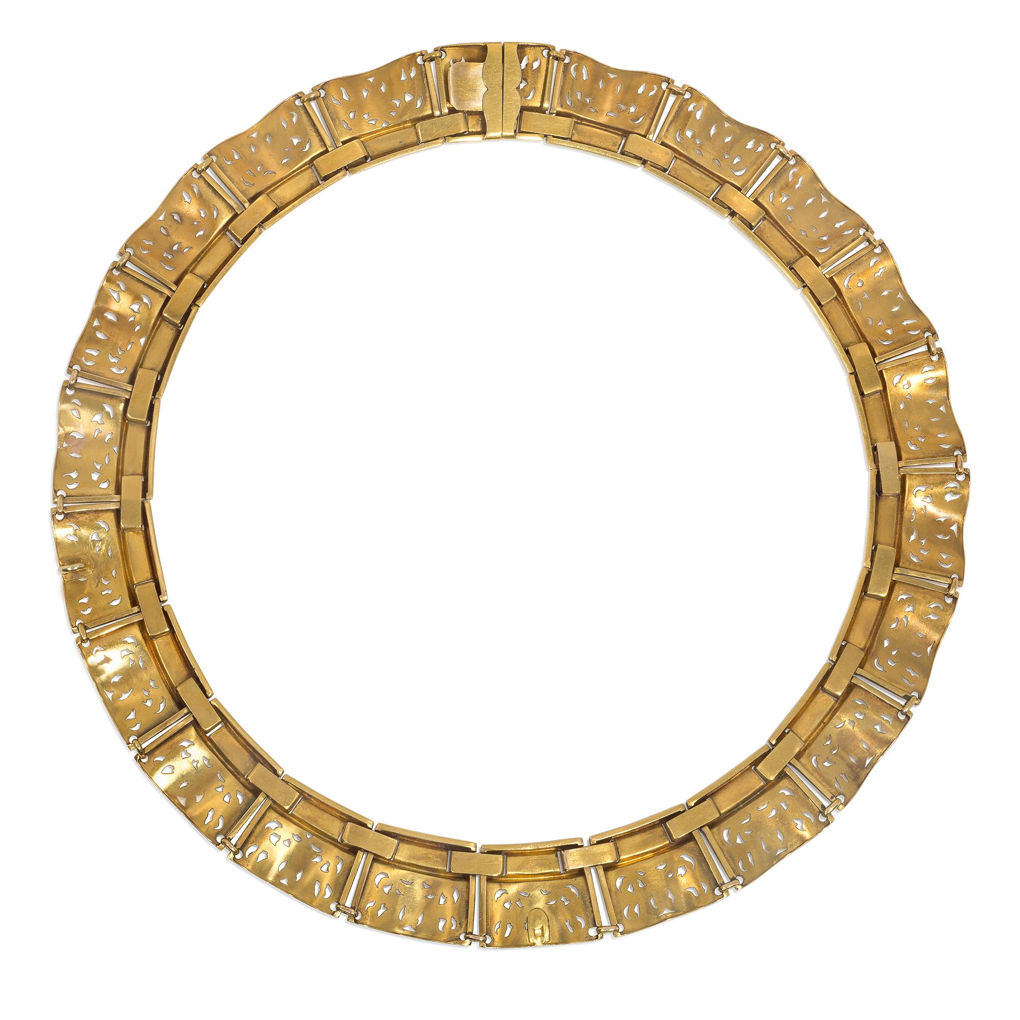 An antique Victorian period gold collar necklace comprising undulating pierced plaque links designed to resemble a ruffled openwork lace ribbon featuring an arabesque pattern, with a concealed bail, in 15k. England