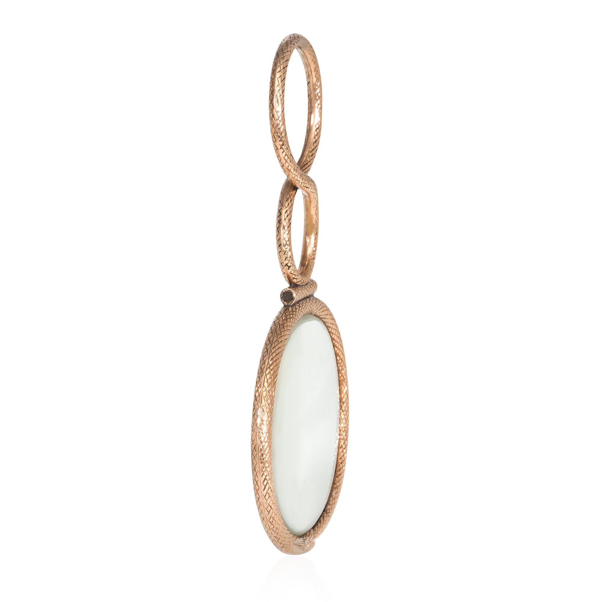 Pendentif en or texturé d'époque géorgienne, représentant un serpent ouroboros entourant une lentille de cristal, le corps du serpent servant d'attache, en or 15k.  Angleterre.  (Chaîne vendue séparément).

* N'hésitez pas à demander des photos