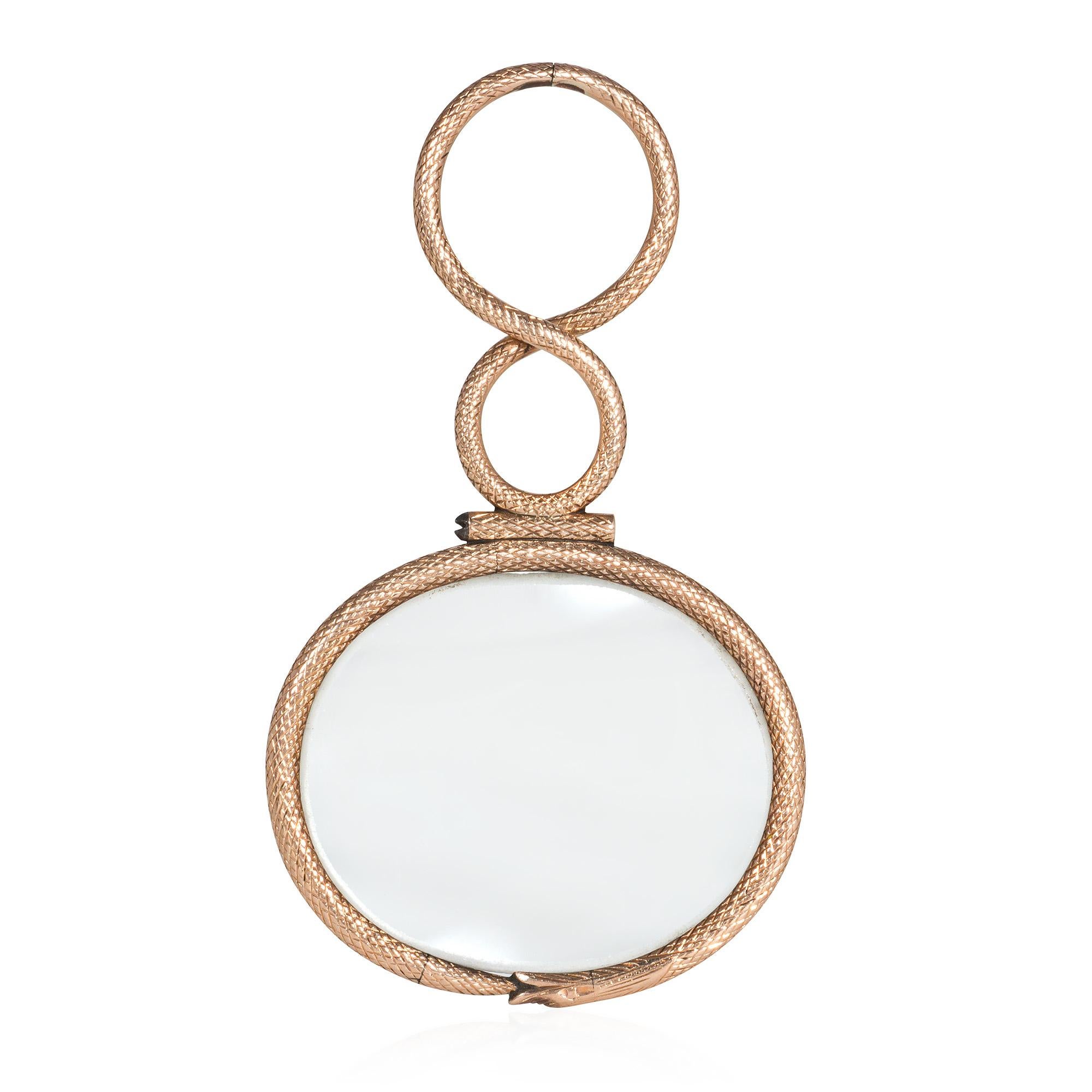 Pendentif en verre doré ancien à motif de serpent Bon état - En vente à New York, NY
