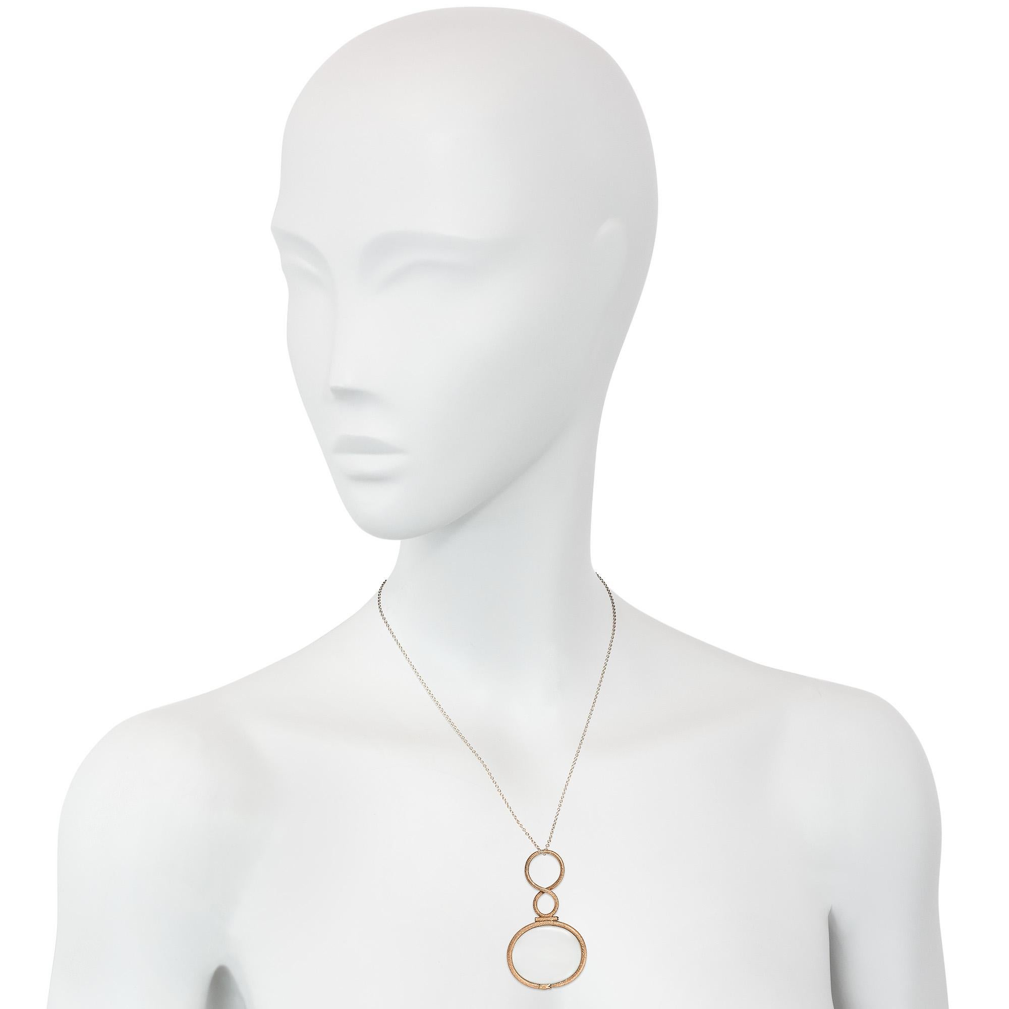 Pendentif en verre doré ancien à motif de serpent Unisexe en vente