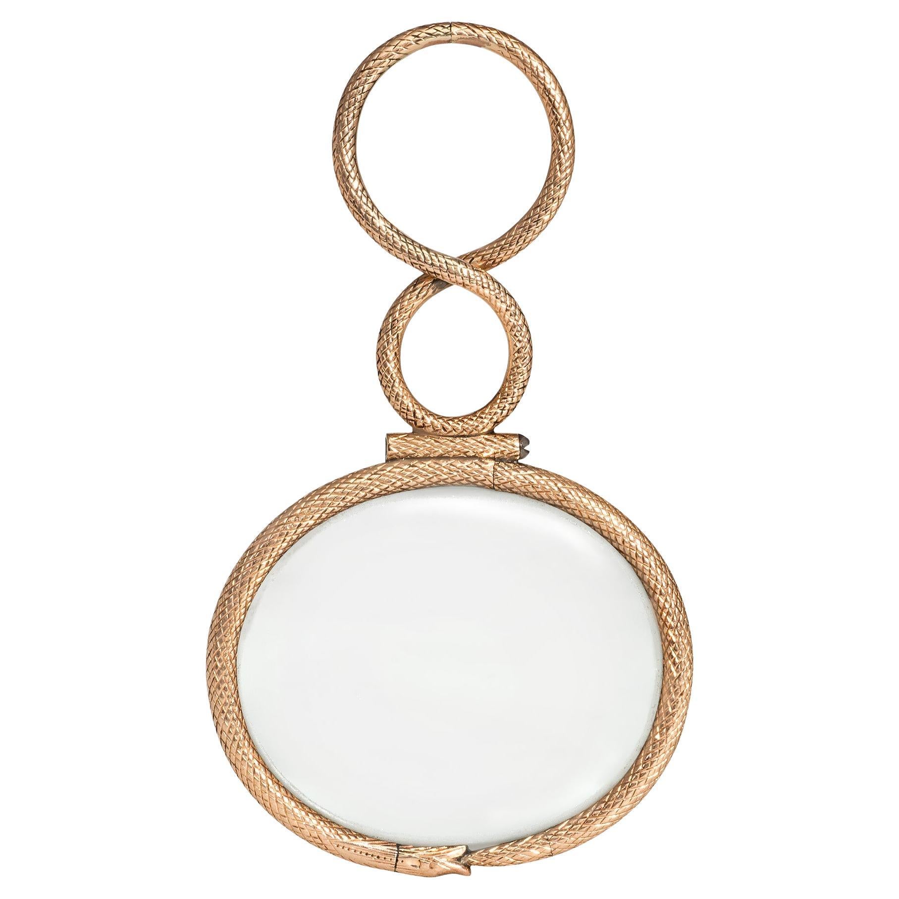 Pendentif en verre doré ancien à motif de serpent en vente