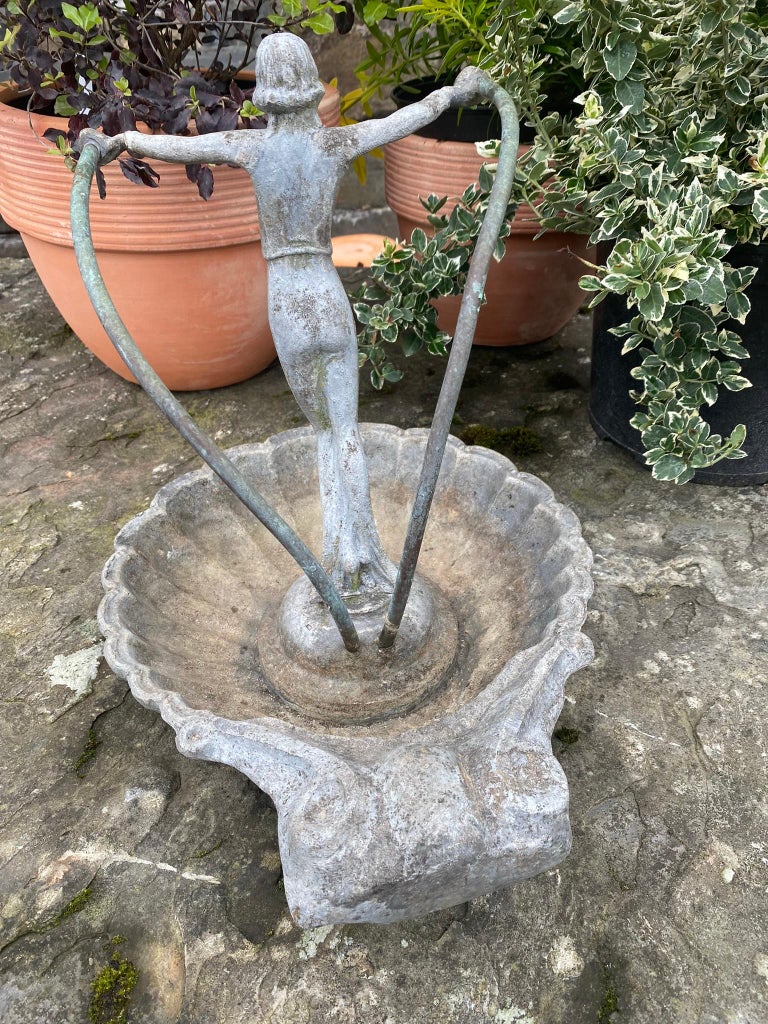 Fontaine de jardin ornementale anglaise en plomb ancien à tête de fontaine  - En vente sur 1stDibs