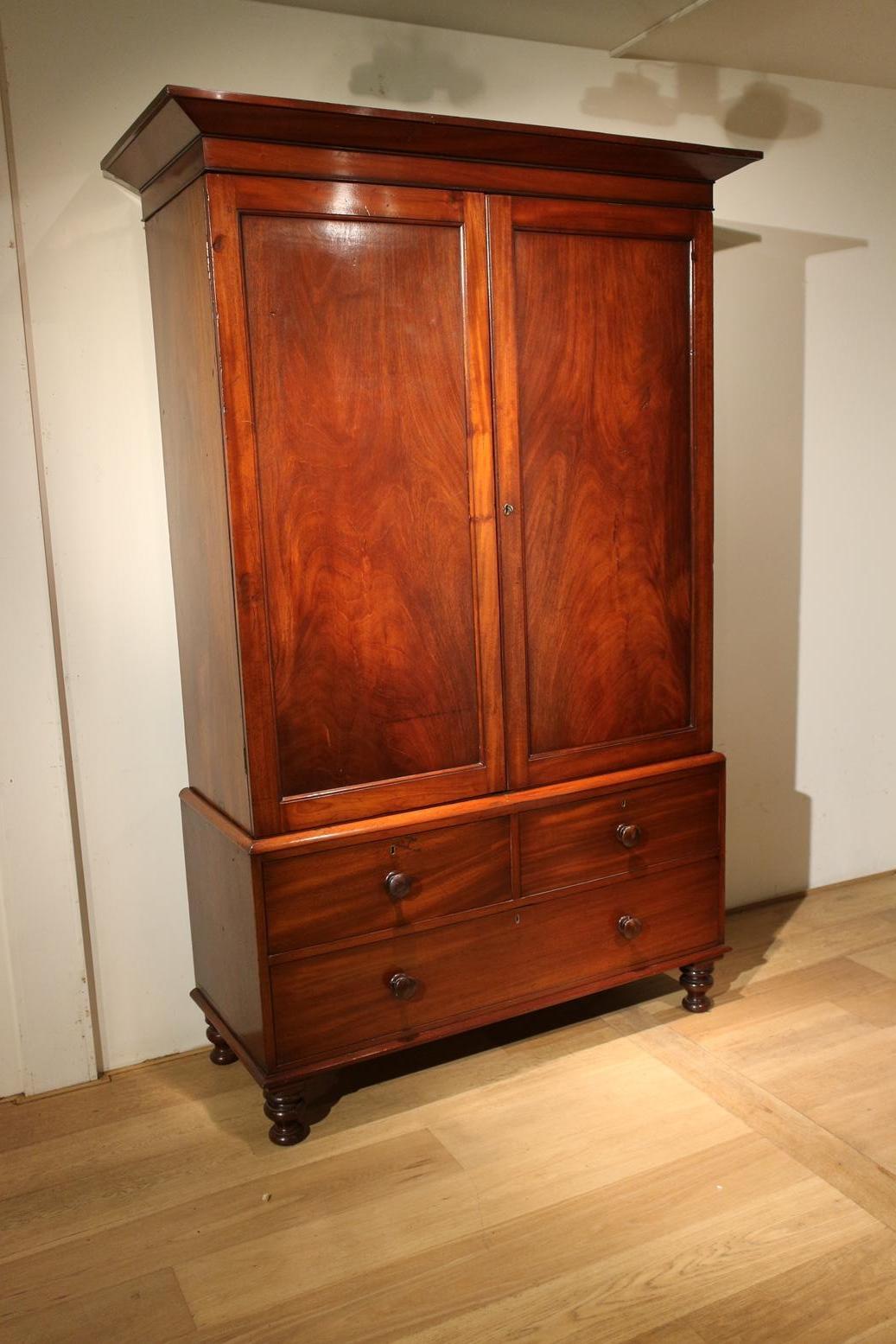 Mahogany cabinet in good condition. Beautiful warm color. Ideal as a wardrobe.

Origin: England
Period: Approx. 1830
Size: 122cm x 49cm x h.213cm.