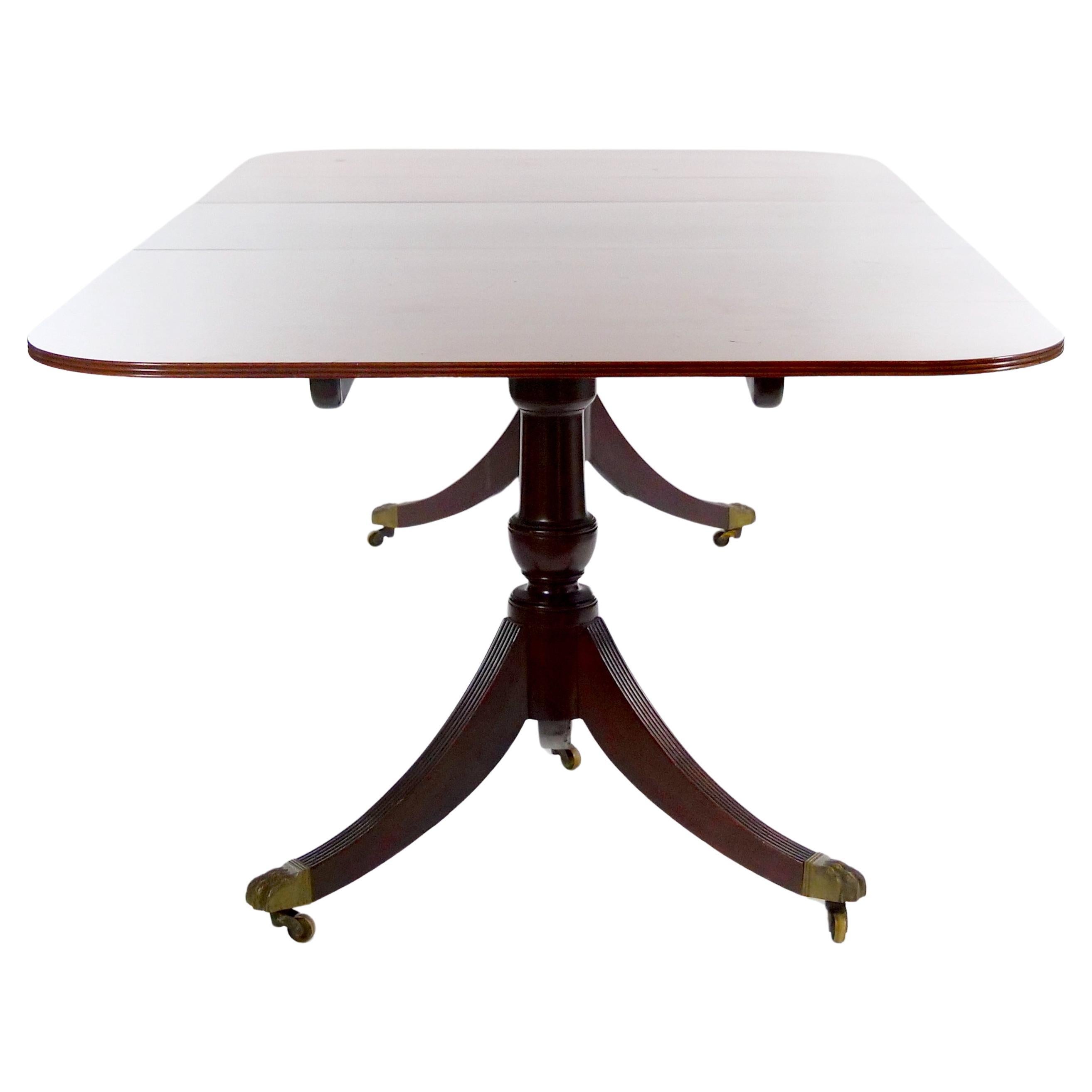 Add a touch of timeless elegance to your dining room with this Mid-19th Century English Burl Walnut mahogany Dining Table in the Regency / American Federal Style.The burl mahogany wood exudes richness and sophistication, capturing the essence of