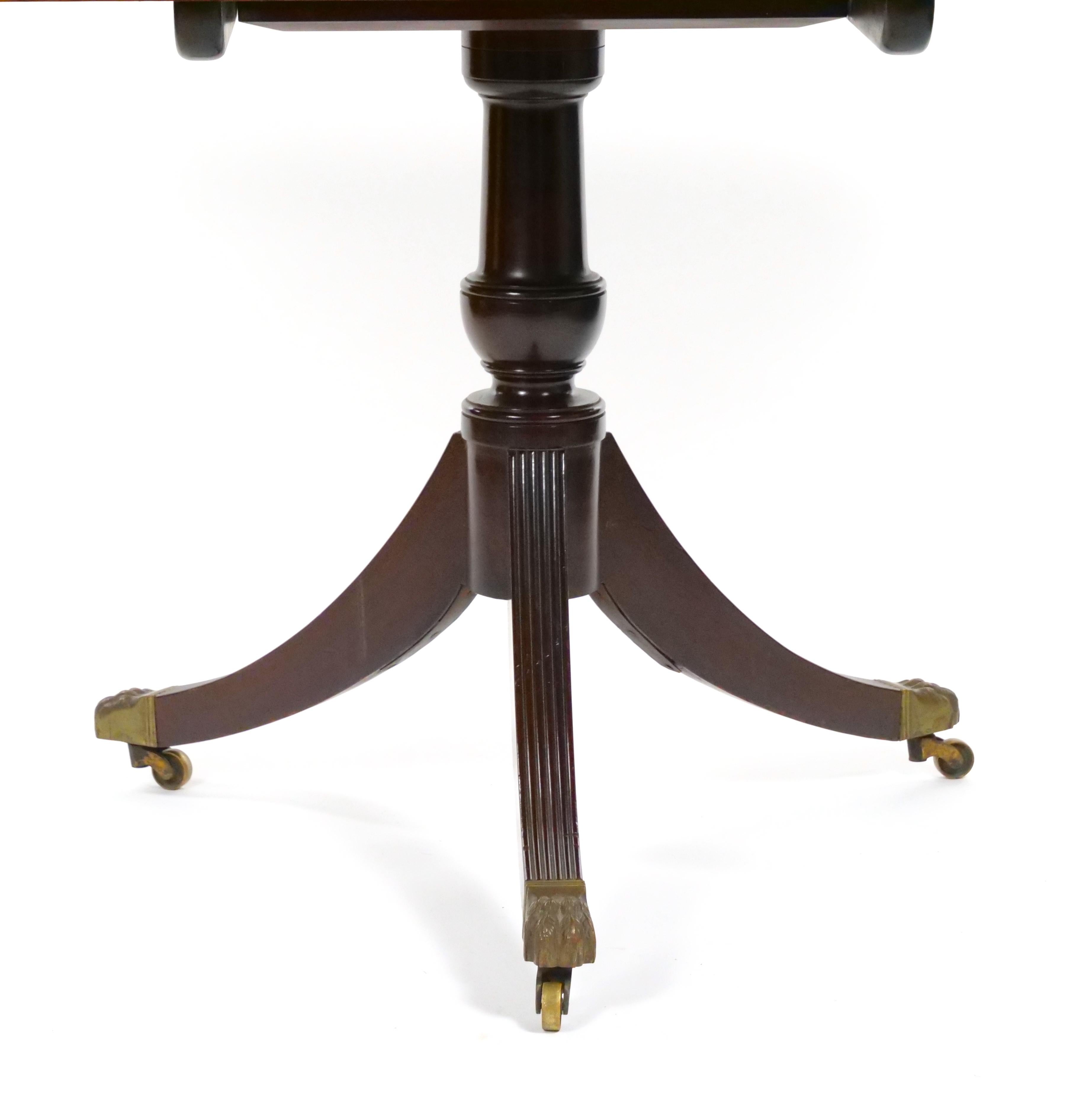 Laiton Table de salle à manger anglaise ancienne en bois d'acajou à deux pieds tripodes en vente