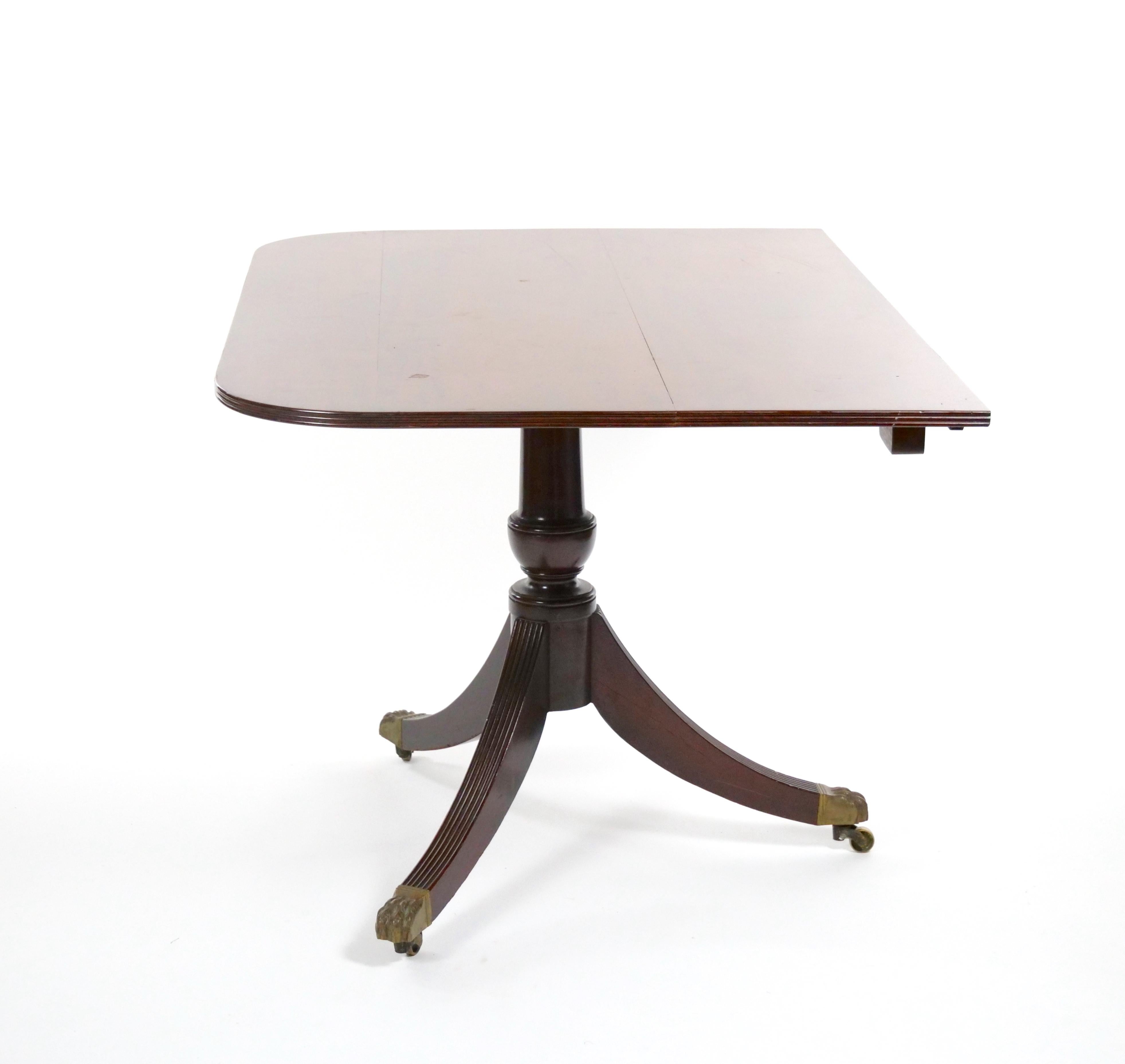 Table de salle à manger anglaise ancienne en bois d'acajou à deux pieds tripodes en vente 1