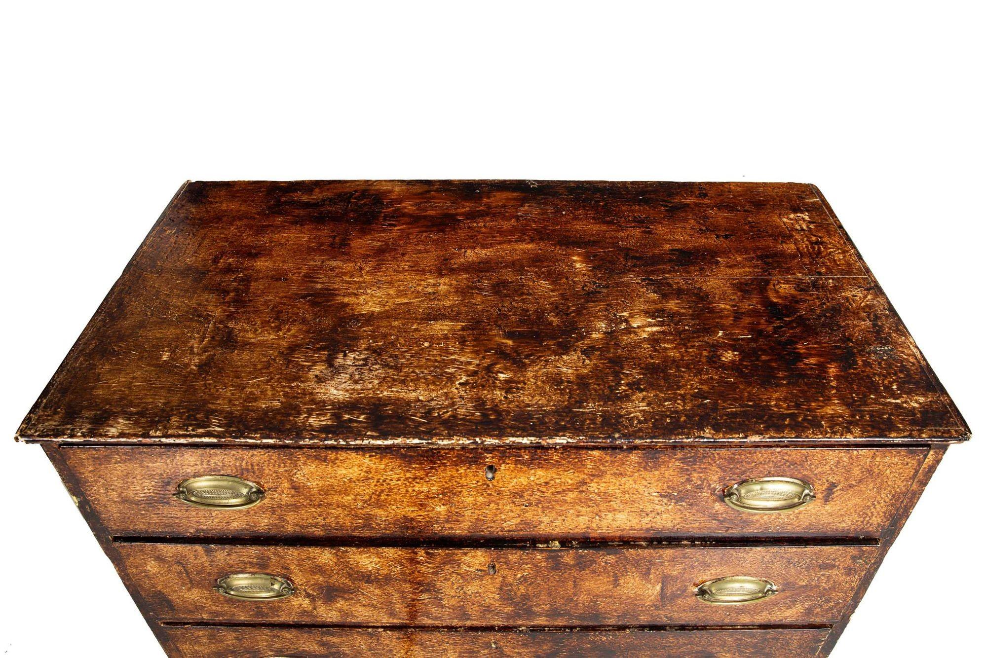 Englische antike glasierte englische Kommode mit drei Schubladen aus der Mitte des 19. Jahrhunderts im Angebot 4