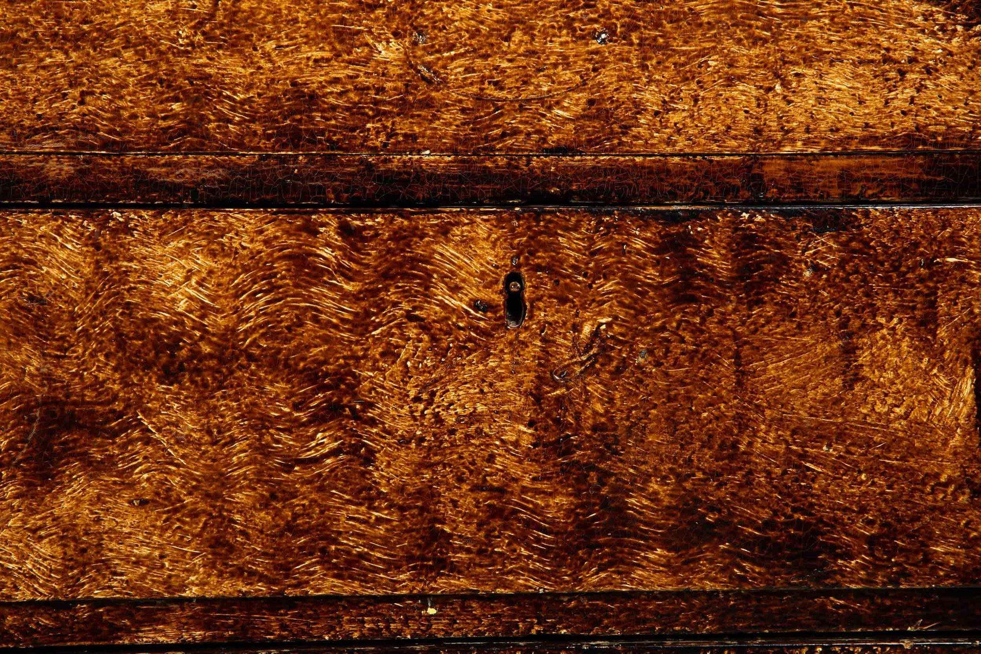Commode anglaise ancienne à trois tiroirs émaillée du milieu du 19e siècle en vente 9