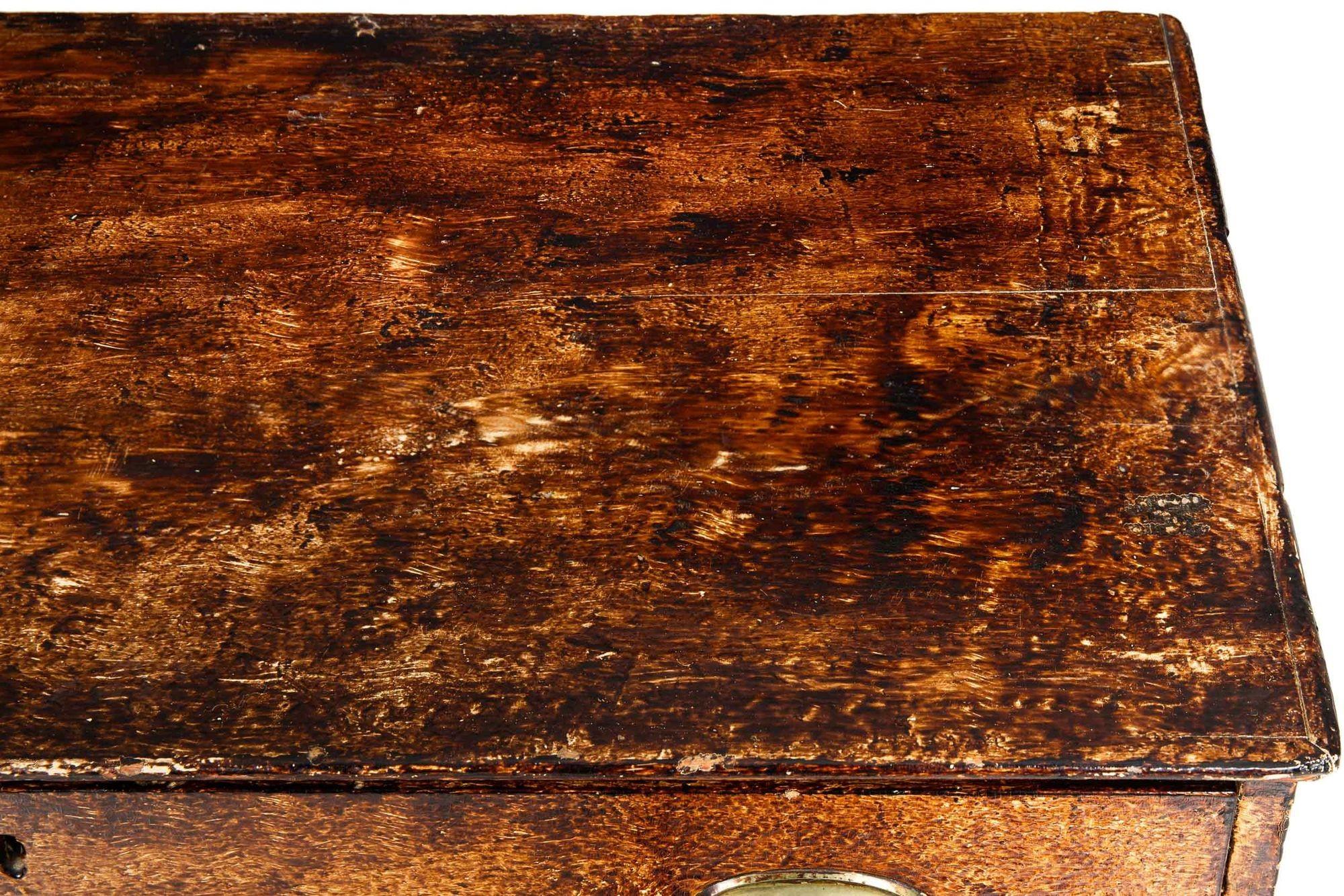 Commode anglaise ancienne à trois tiroirs émaillée du milieu du 19e siècle en vente 10