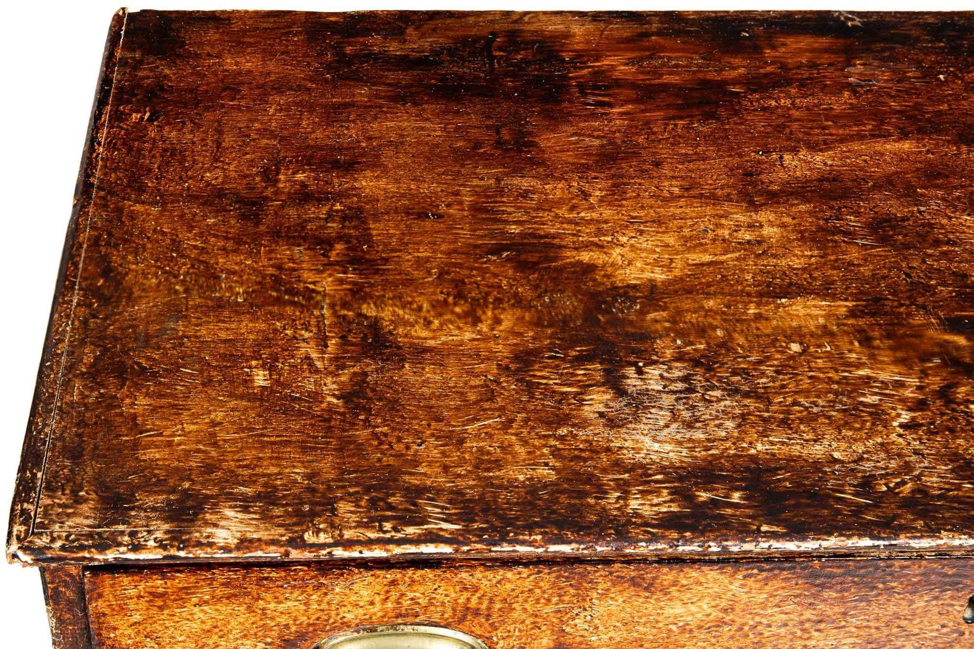 Englische antike glasierte englische Kommode mit drei Schubladen aus der Mitte des 19. Jahrhunderts im Angebot 13