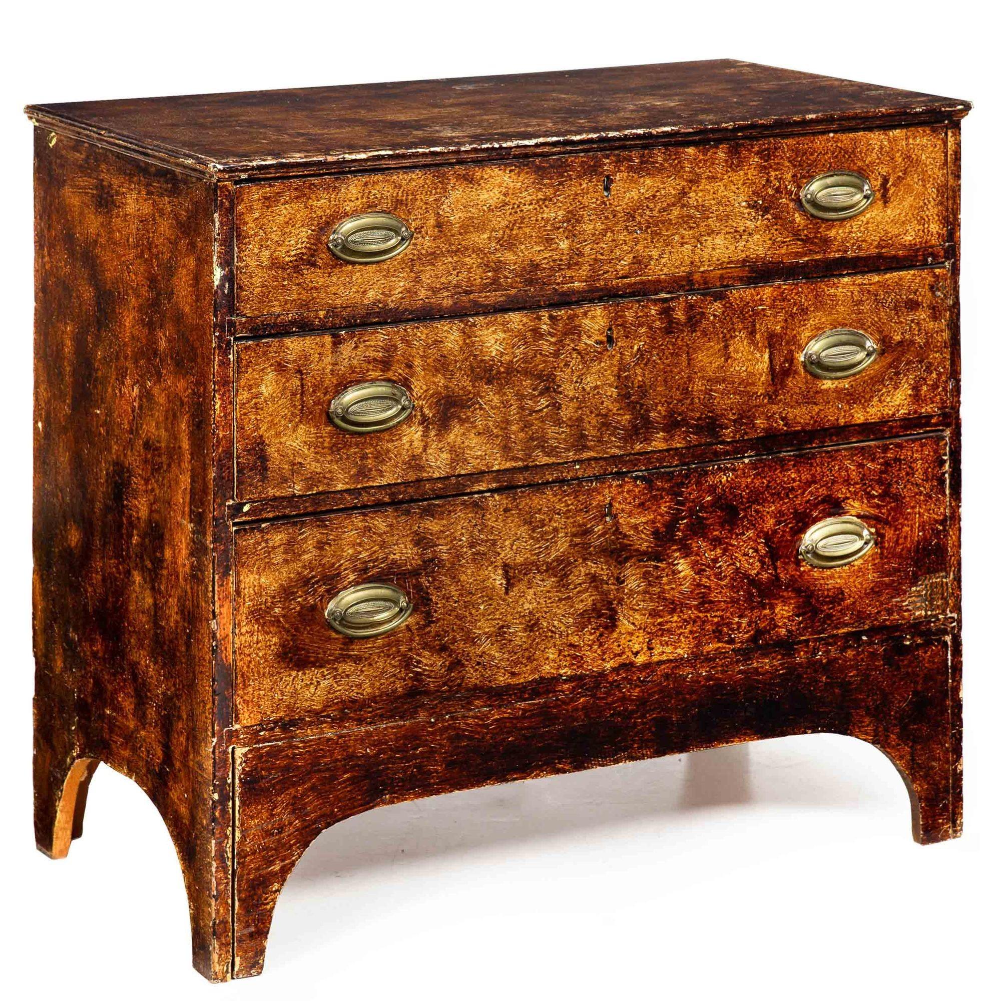 CASSETTONE INGLESE SMALTATO A TRE CASSETTI
Circa metà del XIX secolo
Articolo # 403YEN18P-1

Una bella cassettiera inglese con tre cassetti graduati a tutta larghezza appesi con ferramenta ovale in ottone stampato, sollevata su piedi a staffa con
