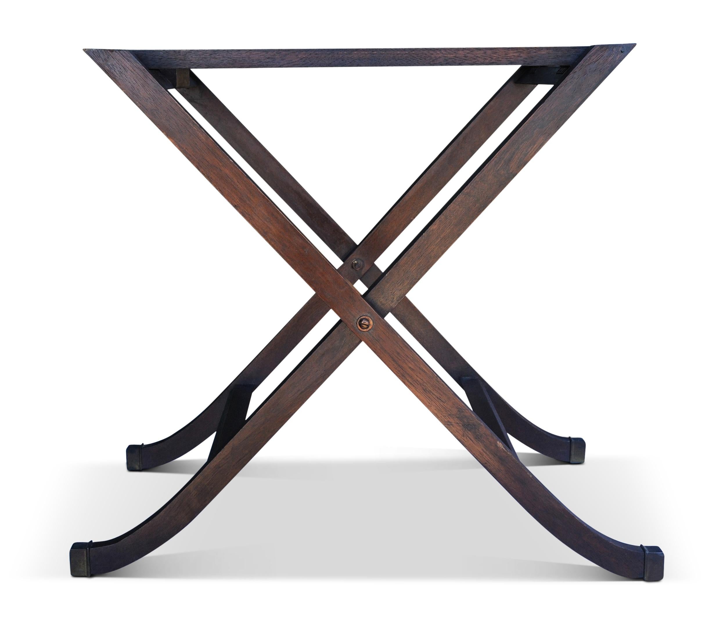 20ième siècle Ancien plateau de cuisine et son stand pliant, de style anglais et de style militaire Campaigner Design/One en vente