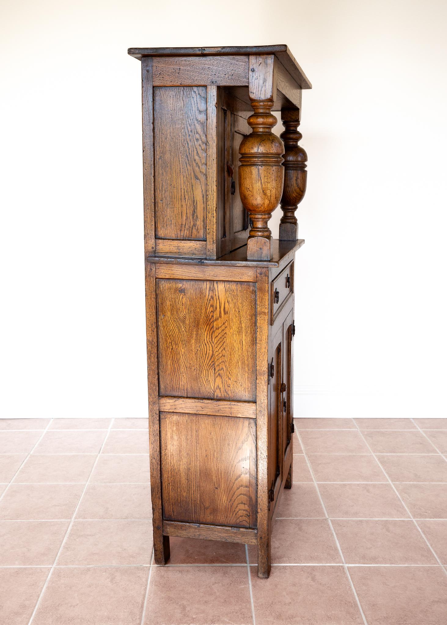 English The House of Antiques Armadio a corte stretto in quercia d'oro Mobile da corridoio della casa di campagna in vendita 2