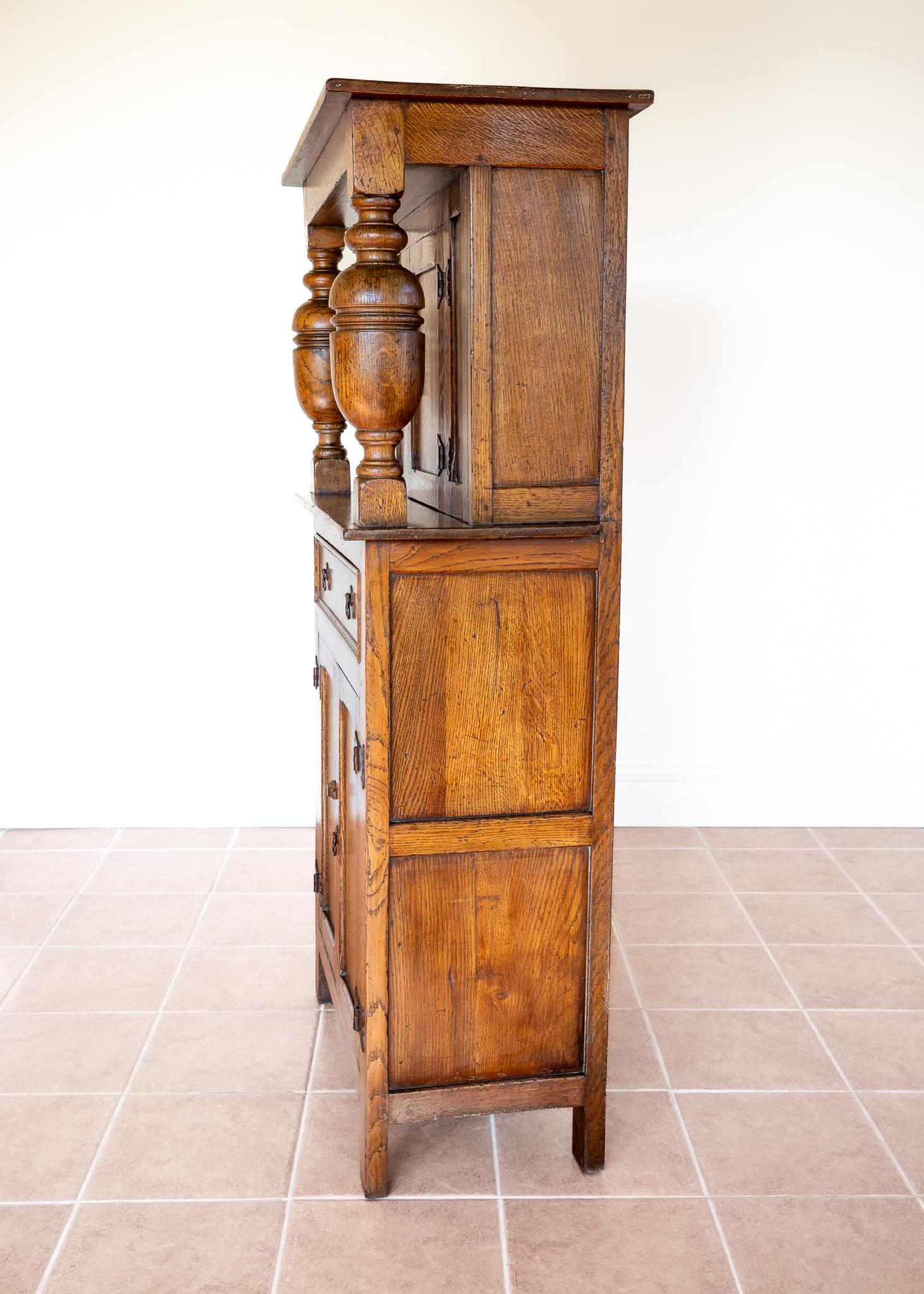 English The House of Antiques Armadio a corte stretto in quercia d'oro Mobile da corridoio della casa di campagna in vendita 3