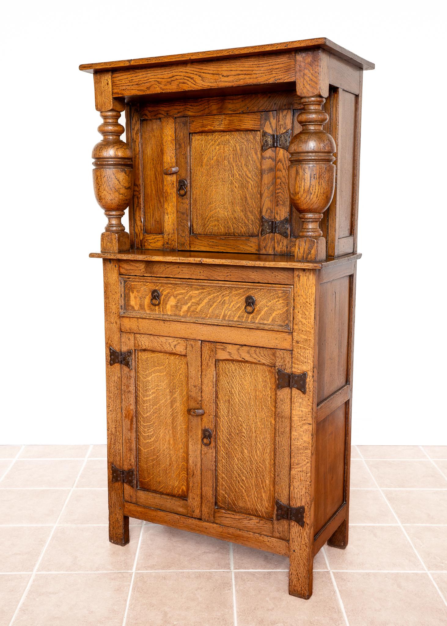 English The House of Antiques Armadio a corte stretto in quercia d'oro Mobile da corridoio della casa di campagna in vendita 5