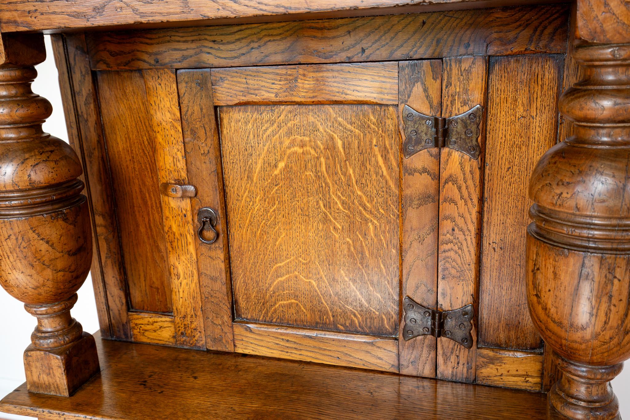 Un'imponente, versatile e rarissima credenza antica in stile giacobino in rovere chiaro in condizioni meravigliose. Realizzato in Inghilterra, molto probabilmente negli anni Settanta del XIX secolo, all'apice del periodo del Revival giacobino,