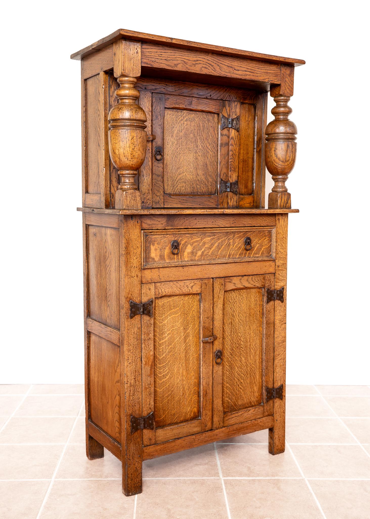 Giacobiano English The House of Antiques Armadio a corte stretto in quercia d'oro Mobile da corridoio della casa di campagna in vendita