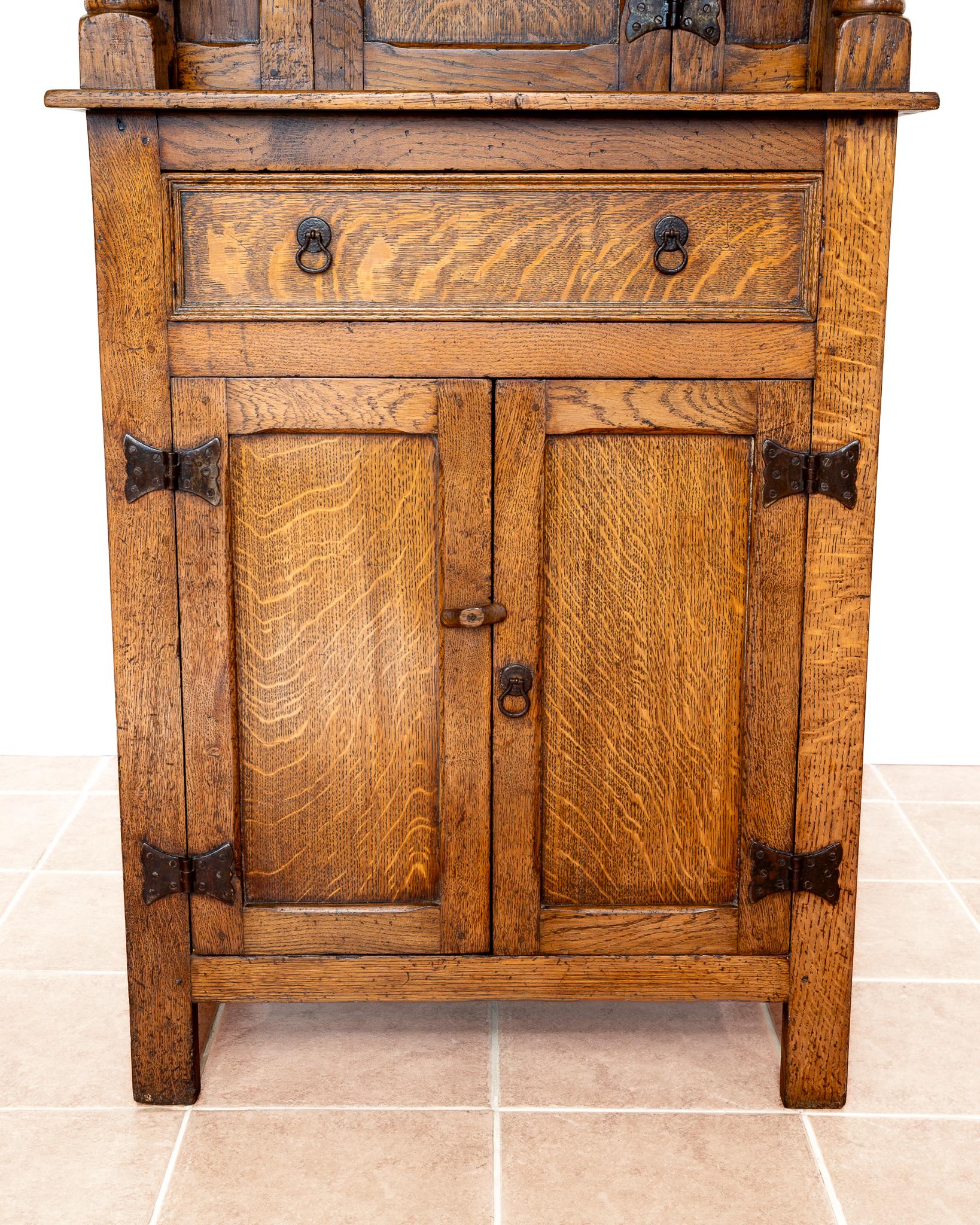 Fino al XVIII secolo English The House of Antiques Armadio a corte stretto in quercia d'oro Mobile da corridoio della casa di campagna in vendita