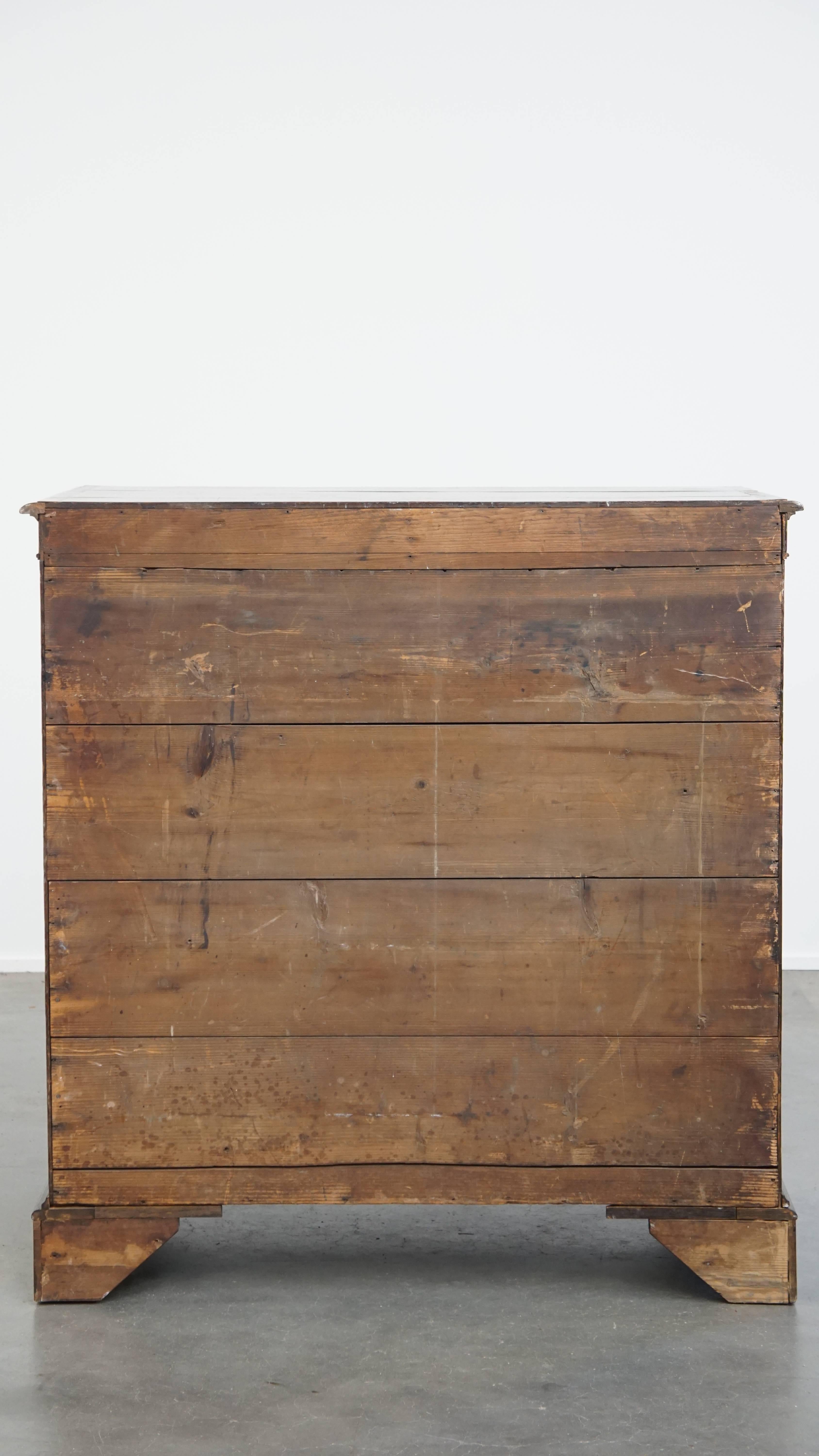 English antique oak chest of drawers with 5 drawers from the 18th century For Sale 4