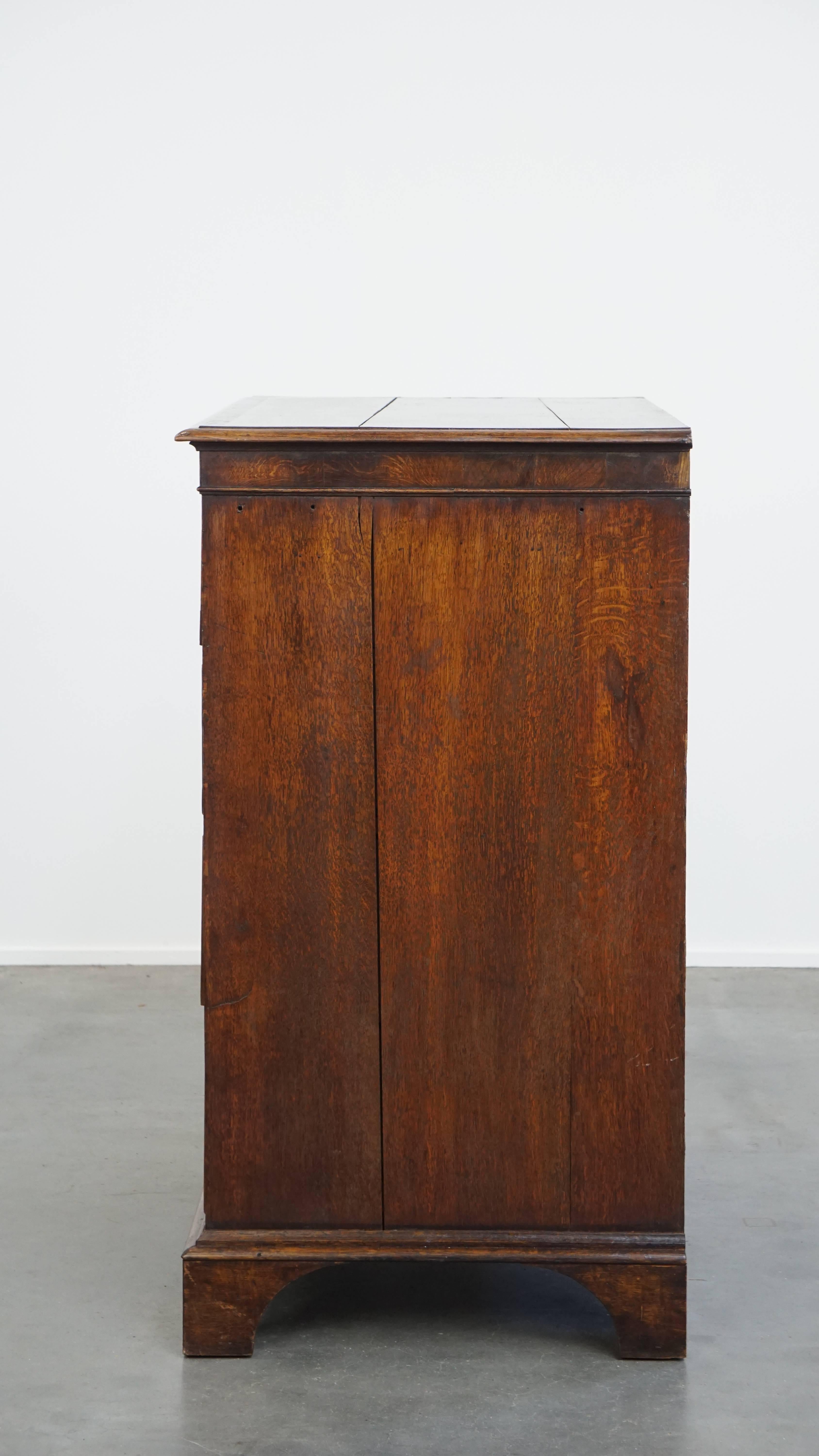 English antique oak chest of drawers with 5 drawers from the 18th century For Sale 5